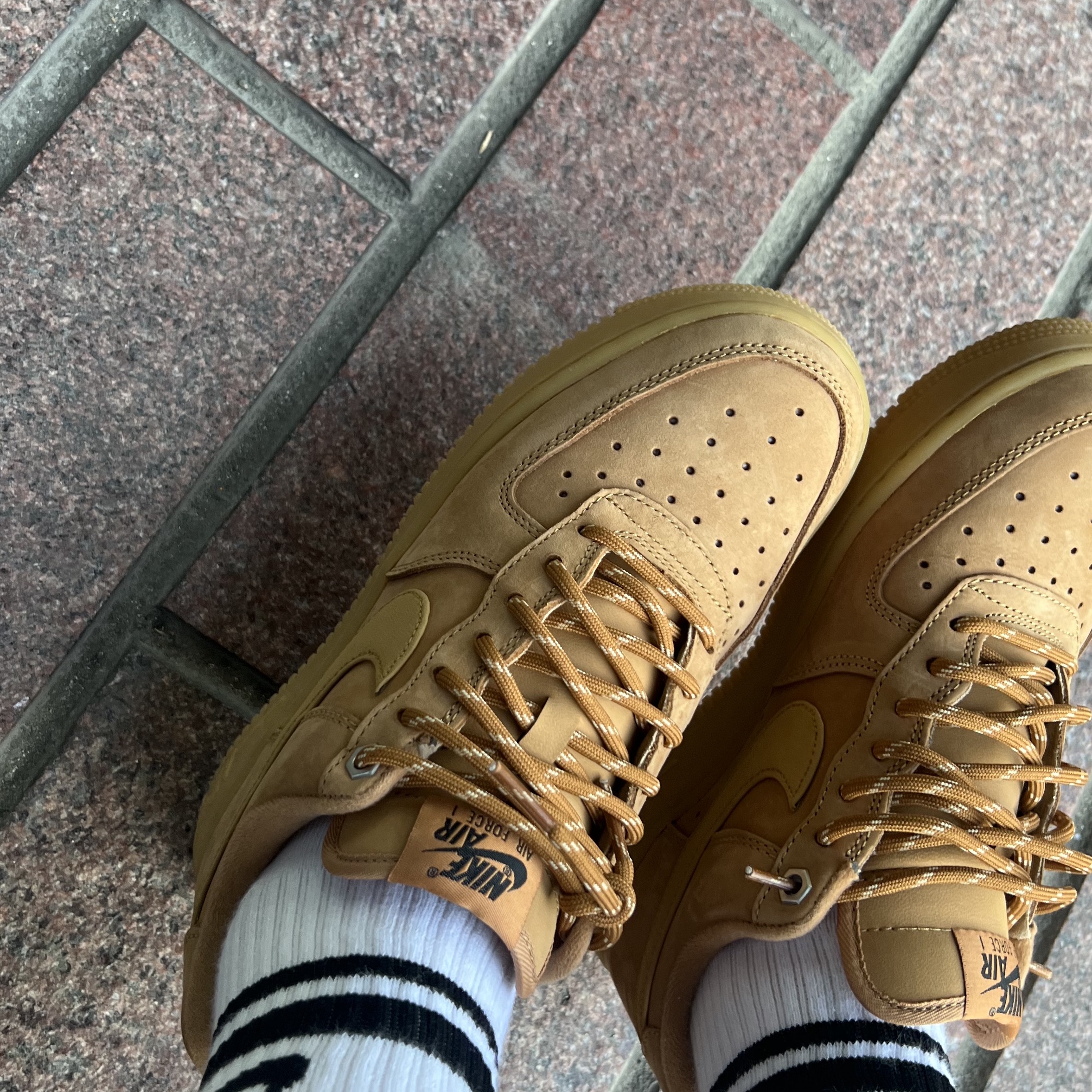 Nike Air Force 1 '07 WB Flax 착용 스타일 - 2