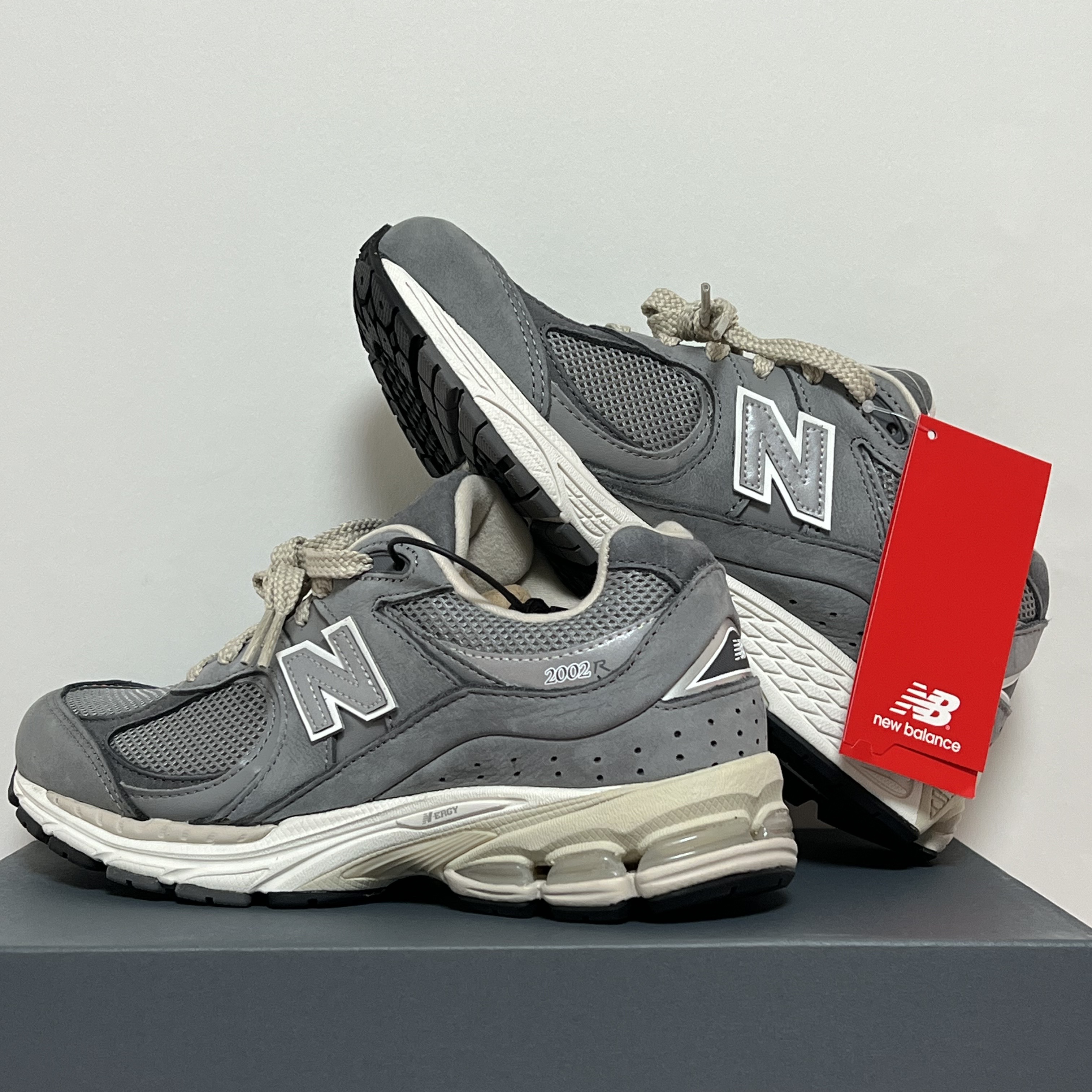 New Balance 2002R Premium Vintage Grey 착용 스타일