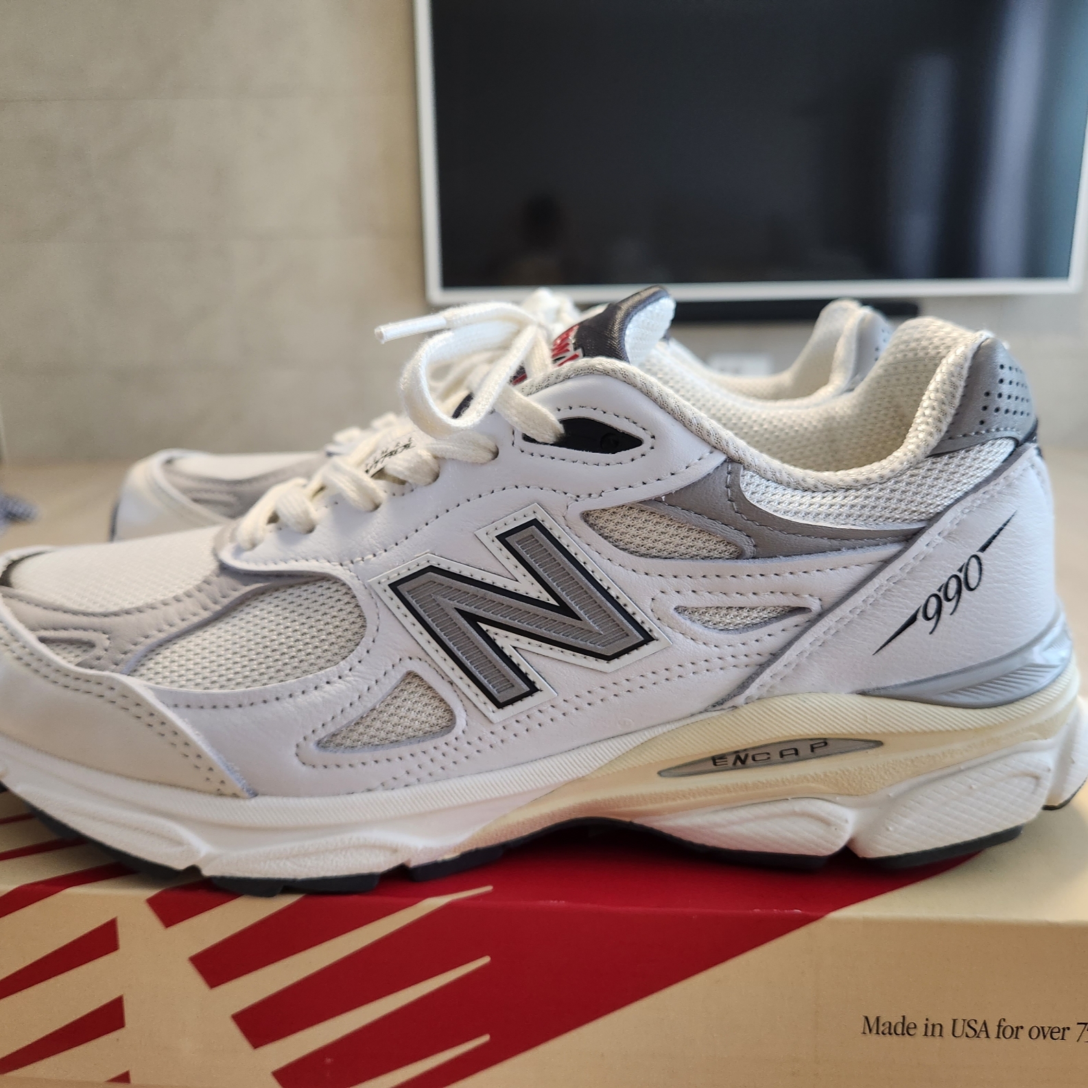 New Balance 990v3 Made in USA Sea Salt 착용 스타일 - 2