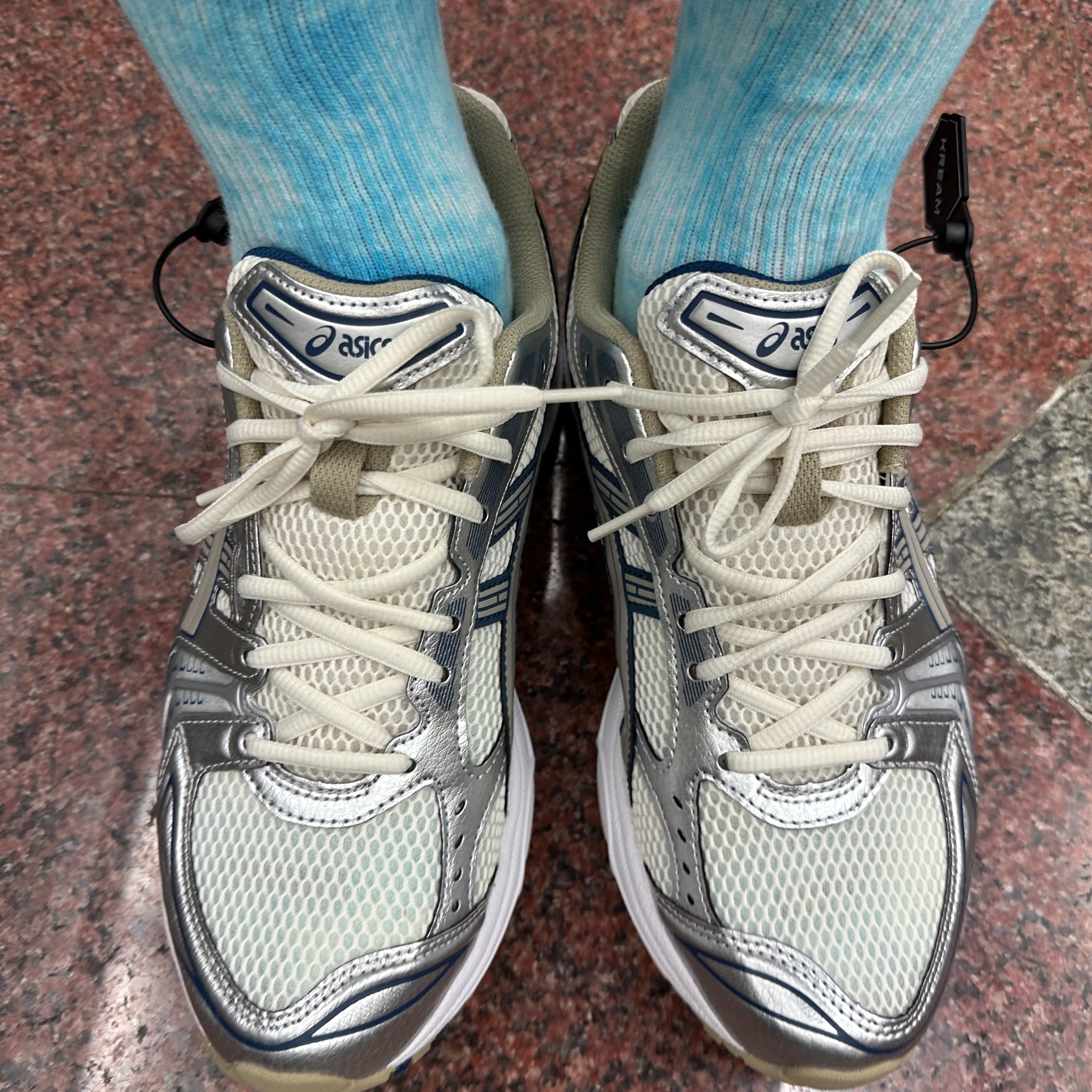 Asics Gel-Kayano 14 Cream Pure Silver 착용 스타일 - 1