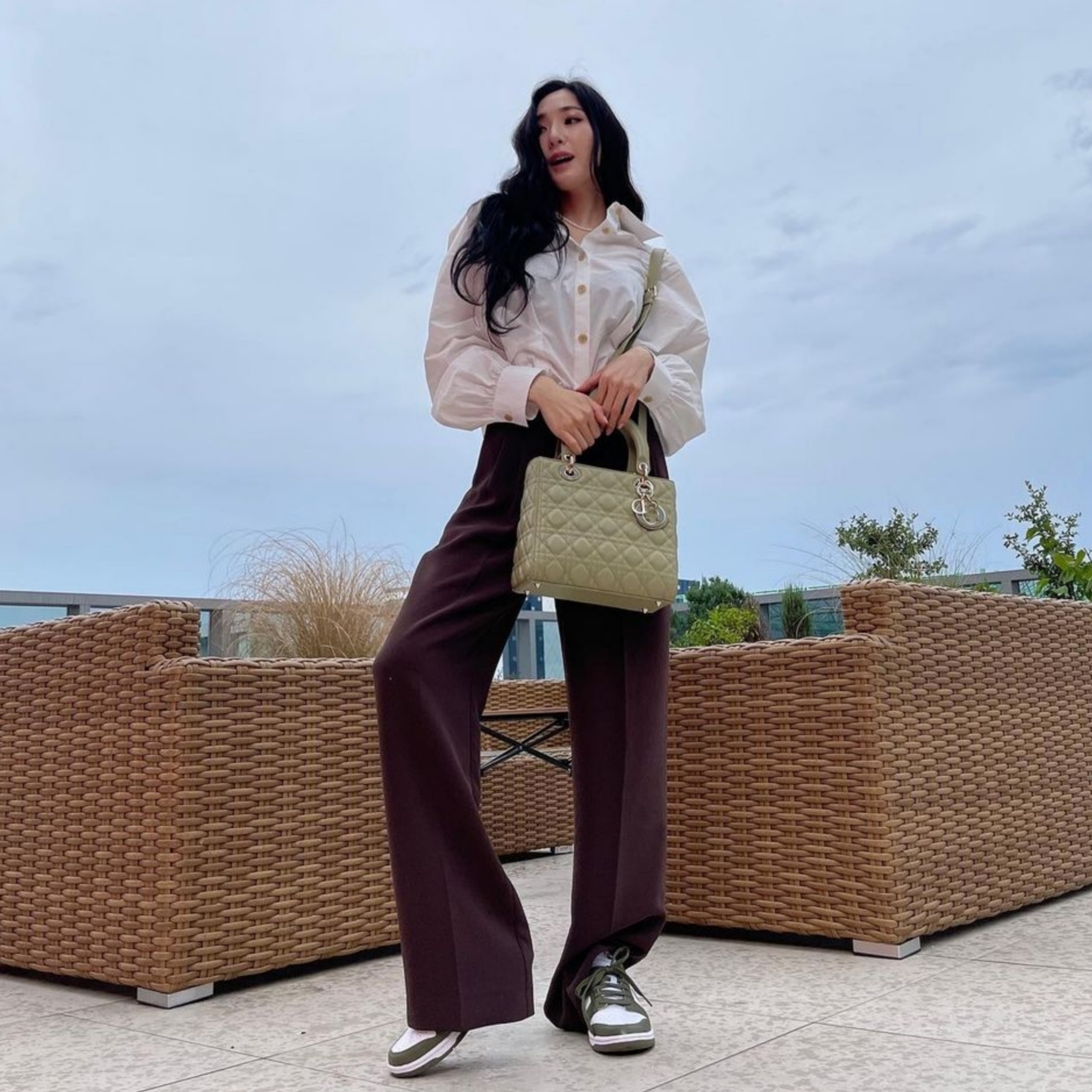 Dior Small Lady Bag My ABCDior Cannage Lambskin Ethereal Green, (W) Nike Dunk Low Medium Olive 착용 스타일 - 5