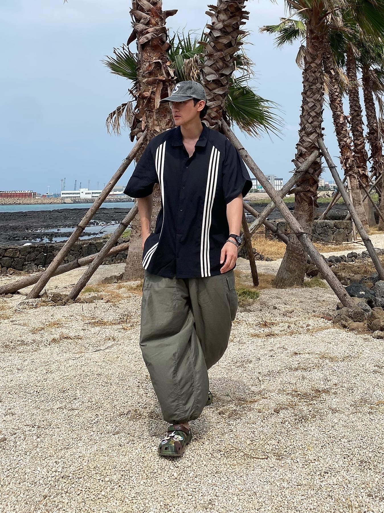 Crocs x Palace Classic Clog Woodland Camo, Supreme Pigment Print S Logo 6-Panel Black - 22FW 착용 스타일 - 2