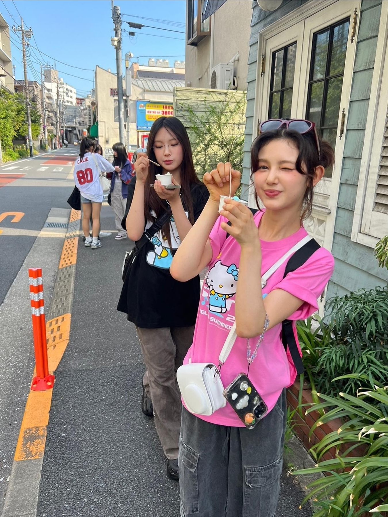 Nike x Sacai Zoom Cortez SP Iron Grey, (W) Nike Air Force 1 Mid '07 Tokyo 03 Viotech 착용 스타일 - 4