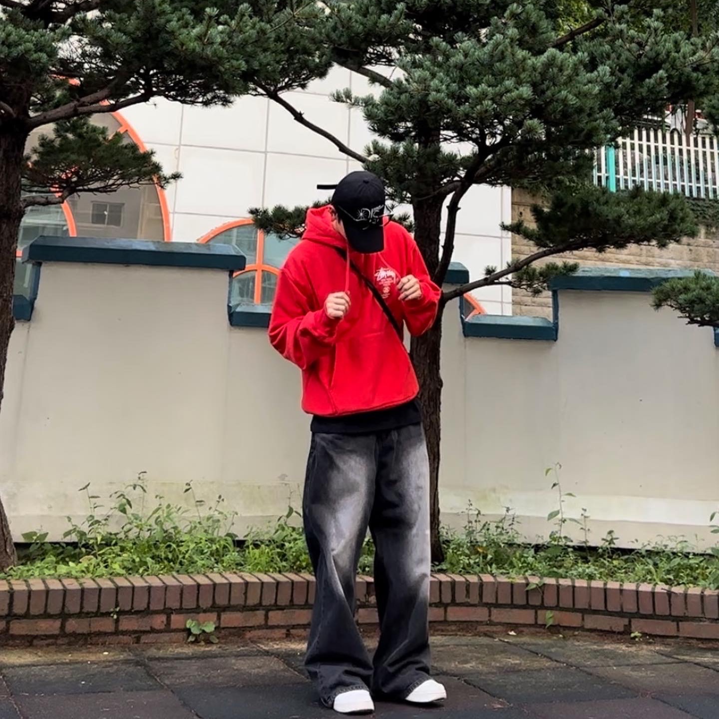 Stussy World Tour Hoodie Red 2022 착용 스타일 - 1