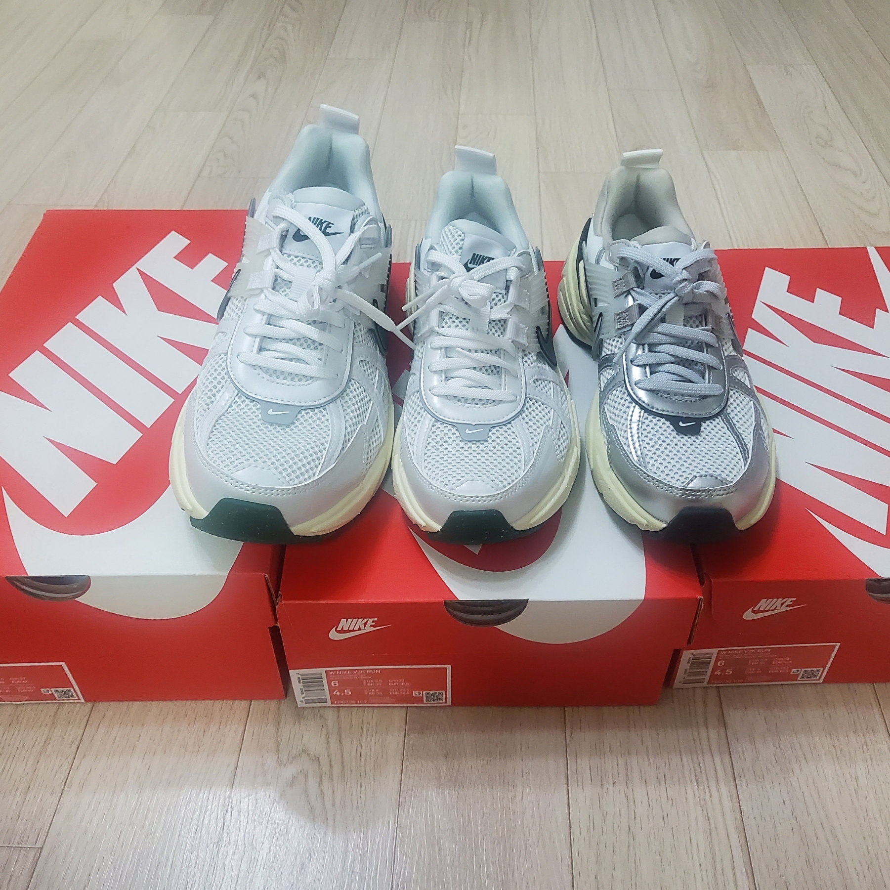 Nike V2K Run White Fir, Nike V2K Run Summit White Metallic Silver 착용 스타일 - 2