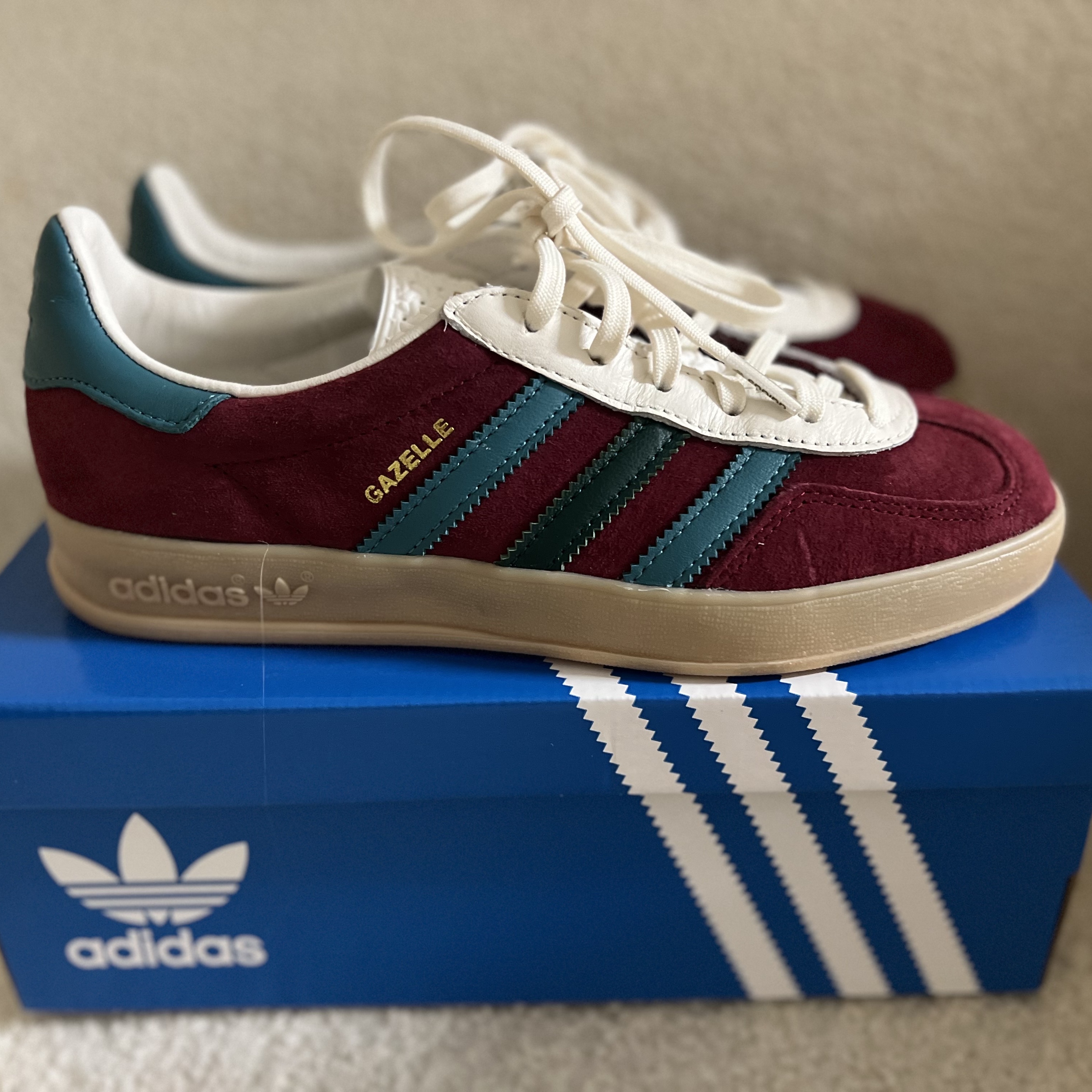 Adidas Gazelle Indoor Collegiate Burgundy Arctic Fuchsia 착용 스타일 - 1