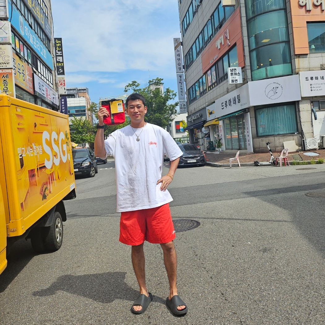 Stussy Stock Water Shorts Bright Red, Stussy Skate Tough T-Shirt White 착용 스타일