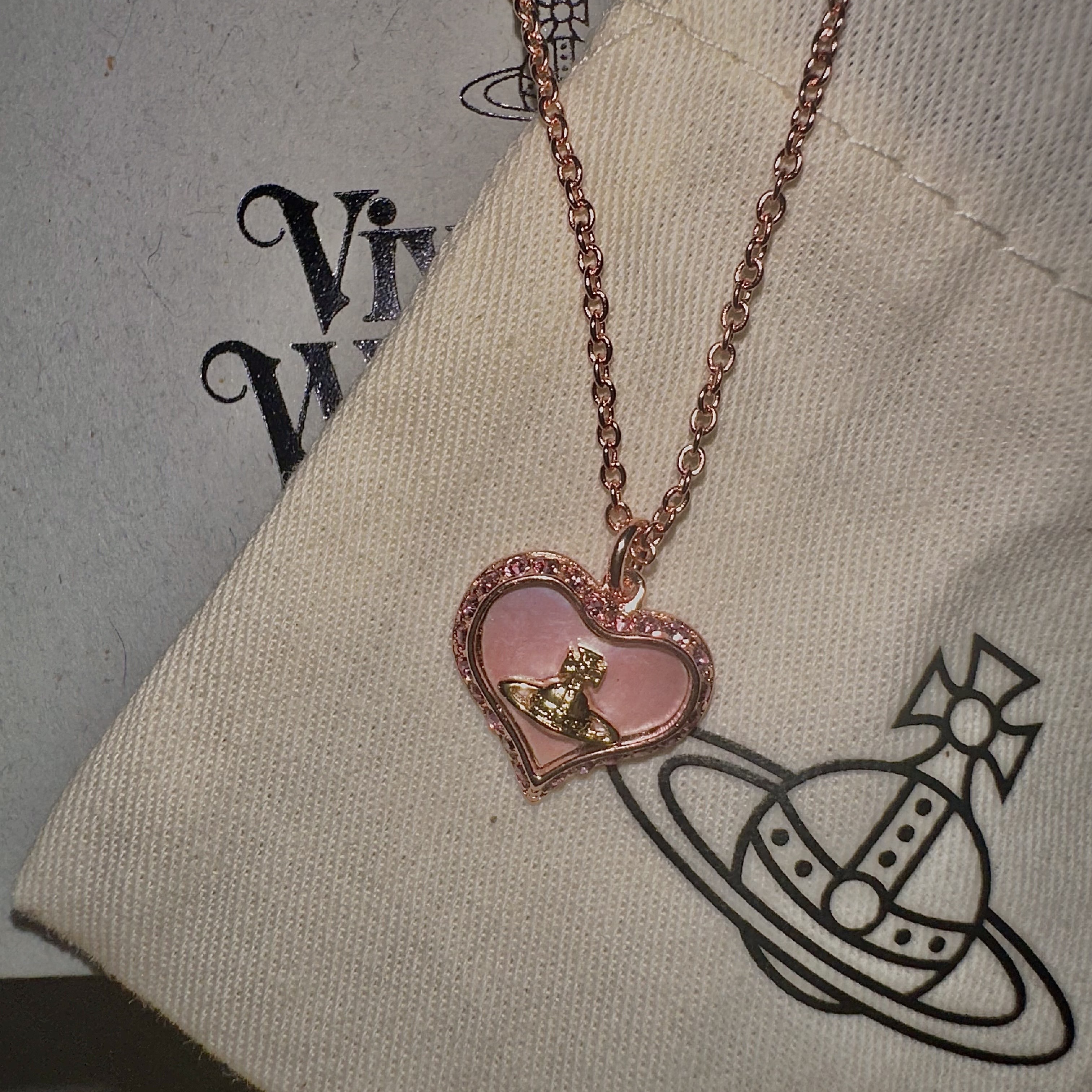 Vivienne Westwood Petra Necklace Pink Gold 착용 스타일 - 3