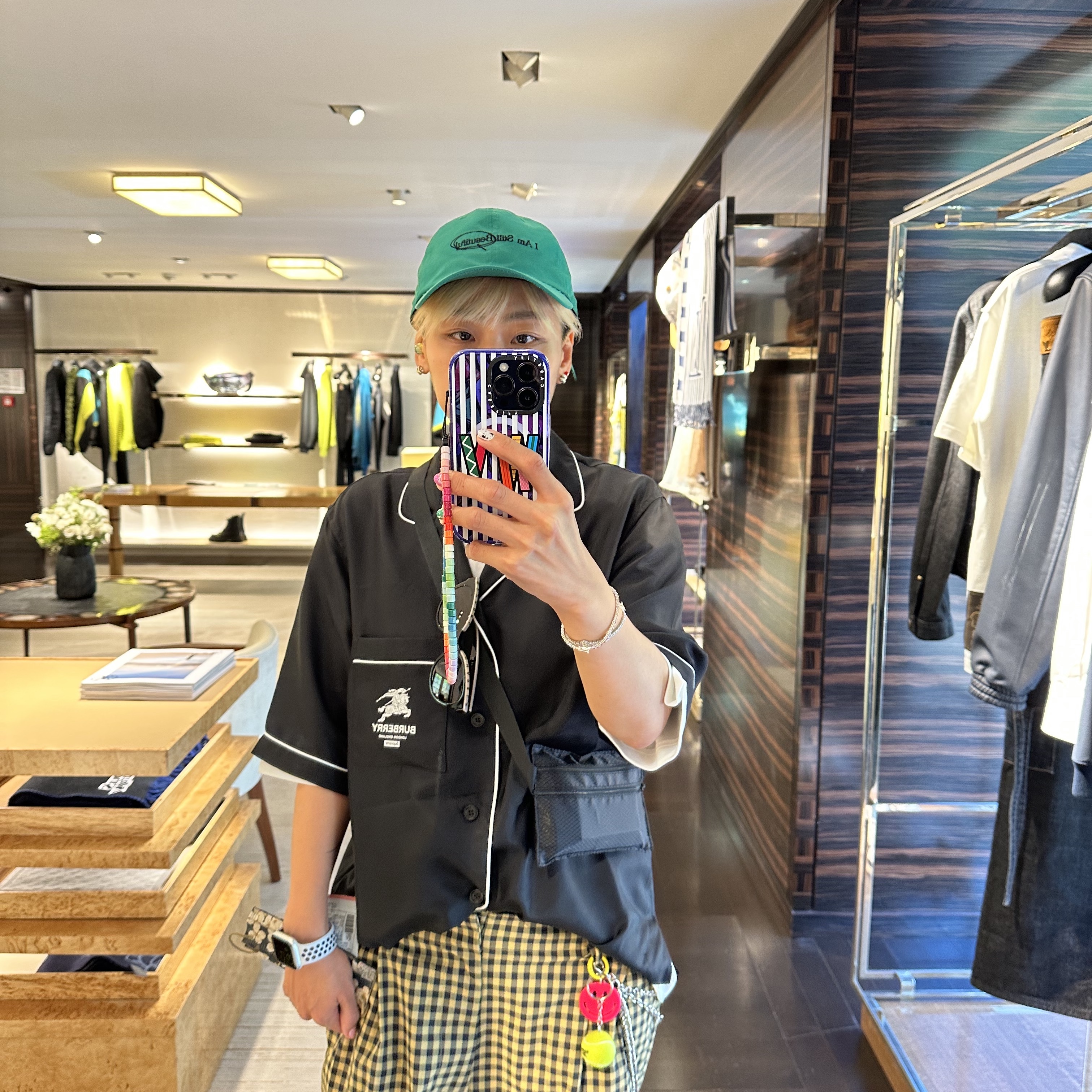 Supreme x Burberry Silk S/S Pajama Shirt Black - 22SS, Reebok x Maison Margiela Classic Leather Tabi Shoes Grey 착용 스타일 - 1