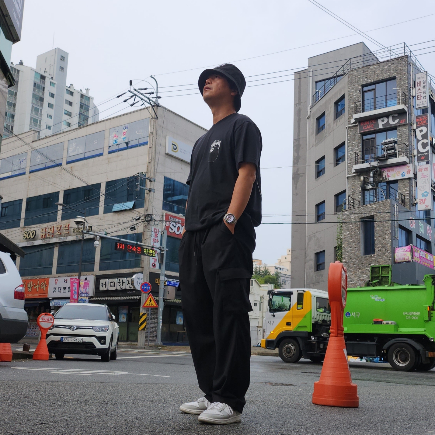 Stussy Stock Lock Deep Bucket Hat Black, Stussy 8 Ball Pigment Dyed T-Shirt Black - 22SS 착용 스타일 - 2