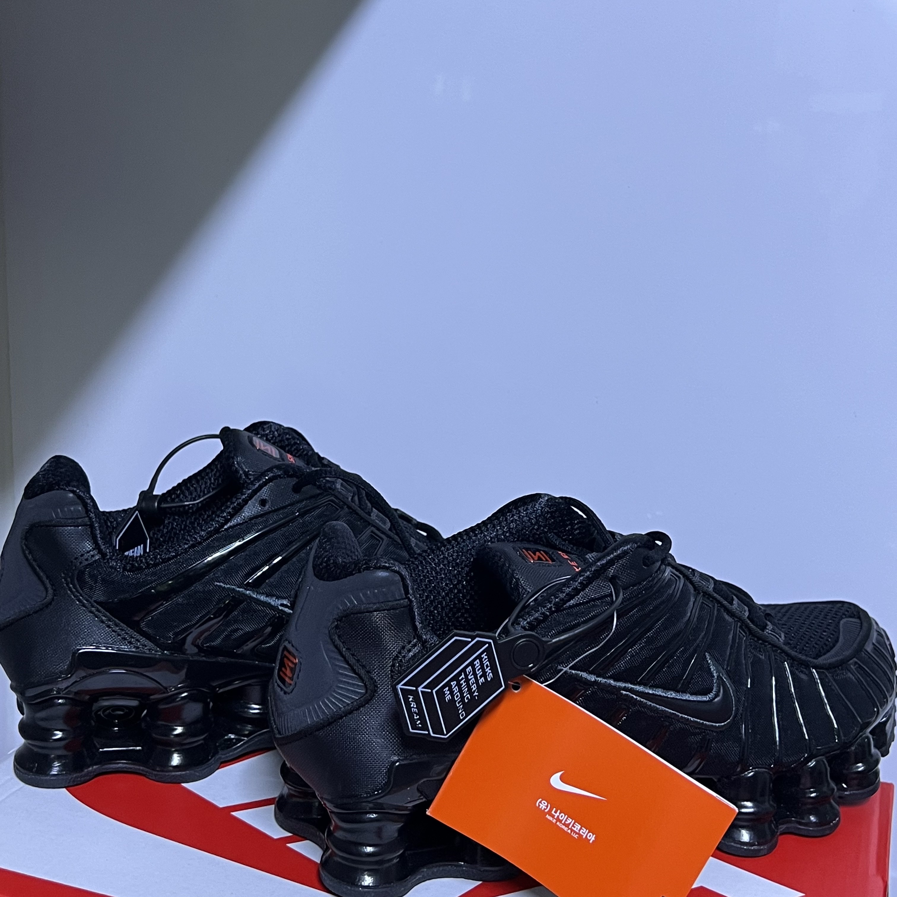 (W) Nike Shox TL Black and Max Orange 착용 스타일