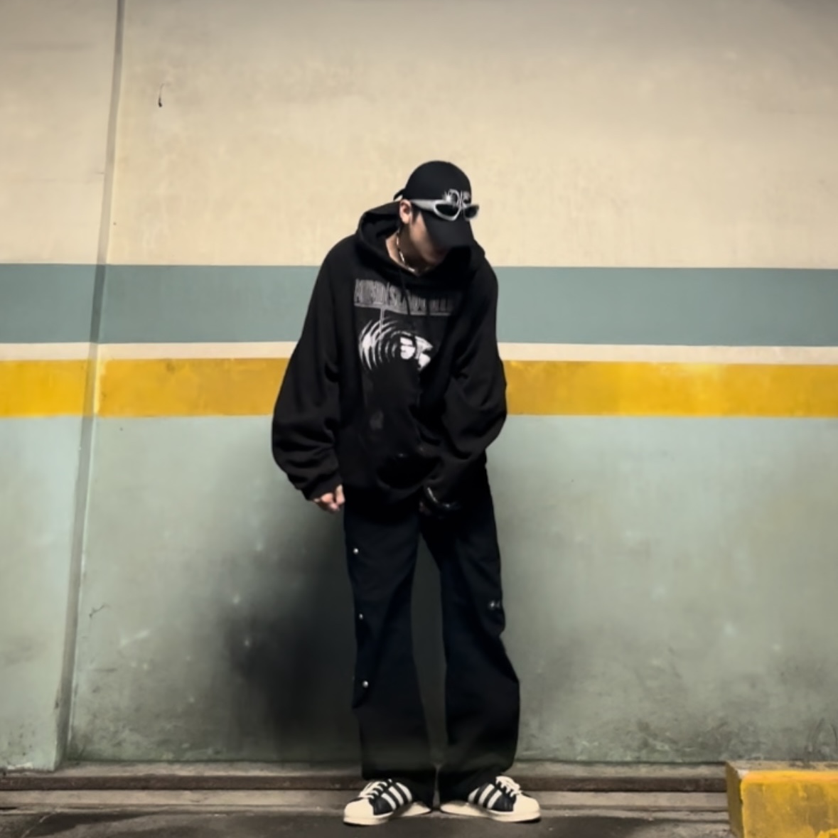 Adidas Superstar 82 Black White 착용 스타일 - 1