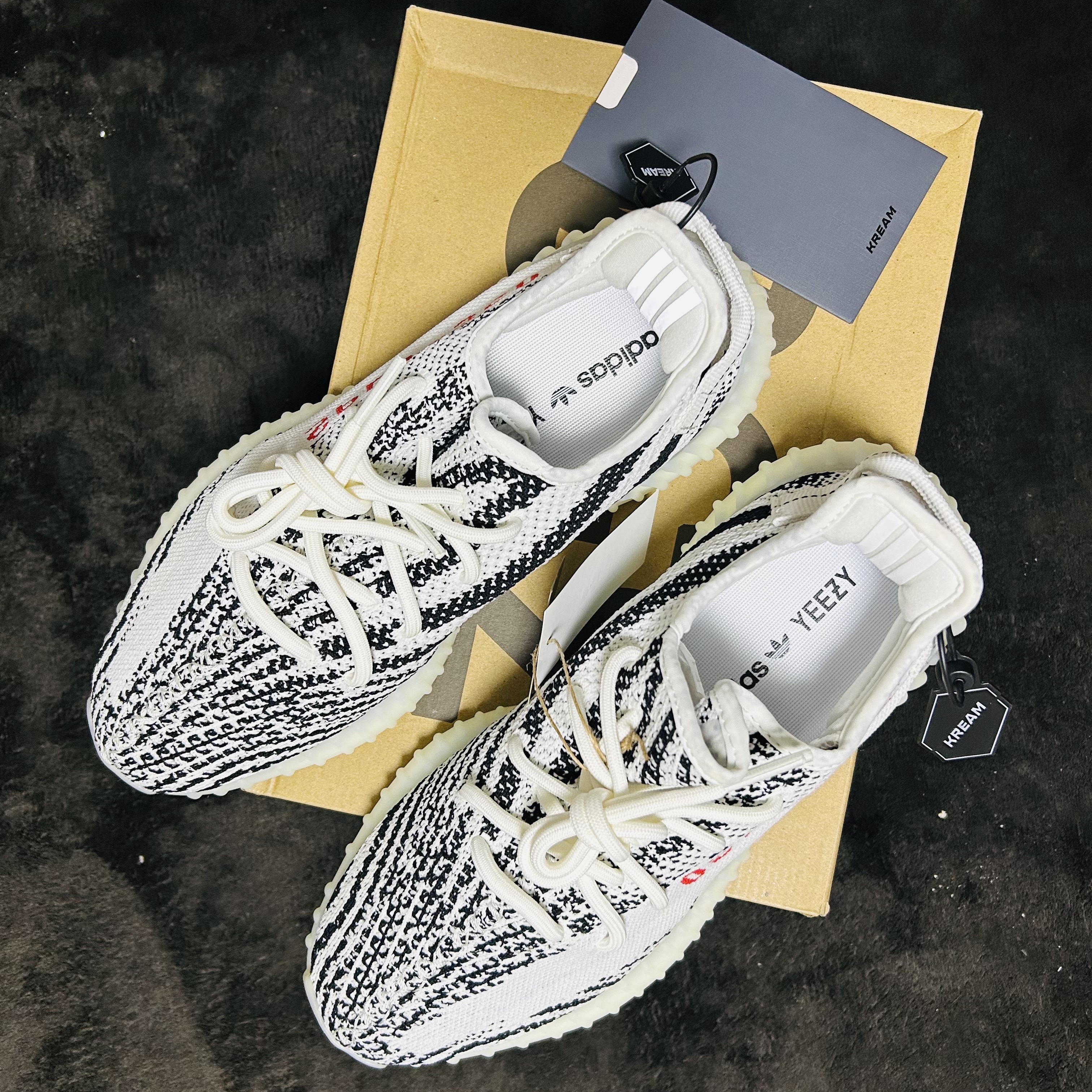Adidas Yeezy Boost 350 V2 Zebra 2022/2023 착용 스타일 - 2