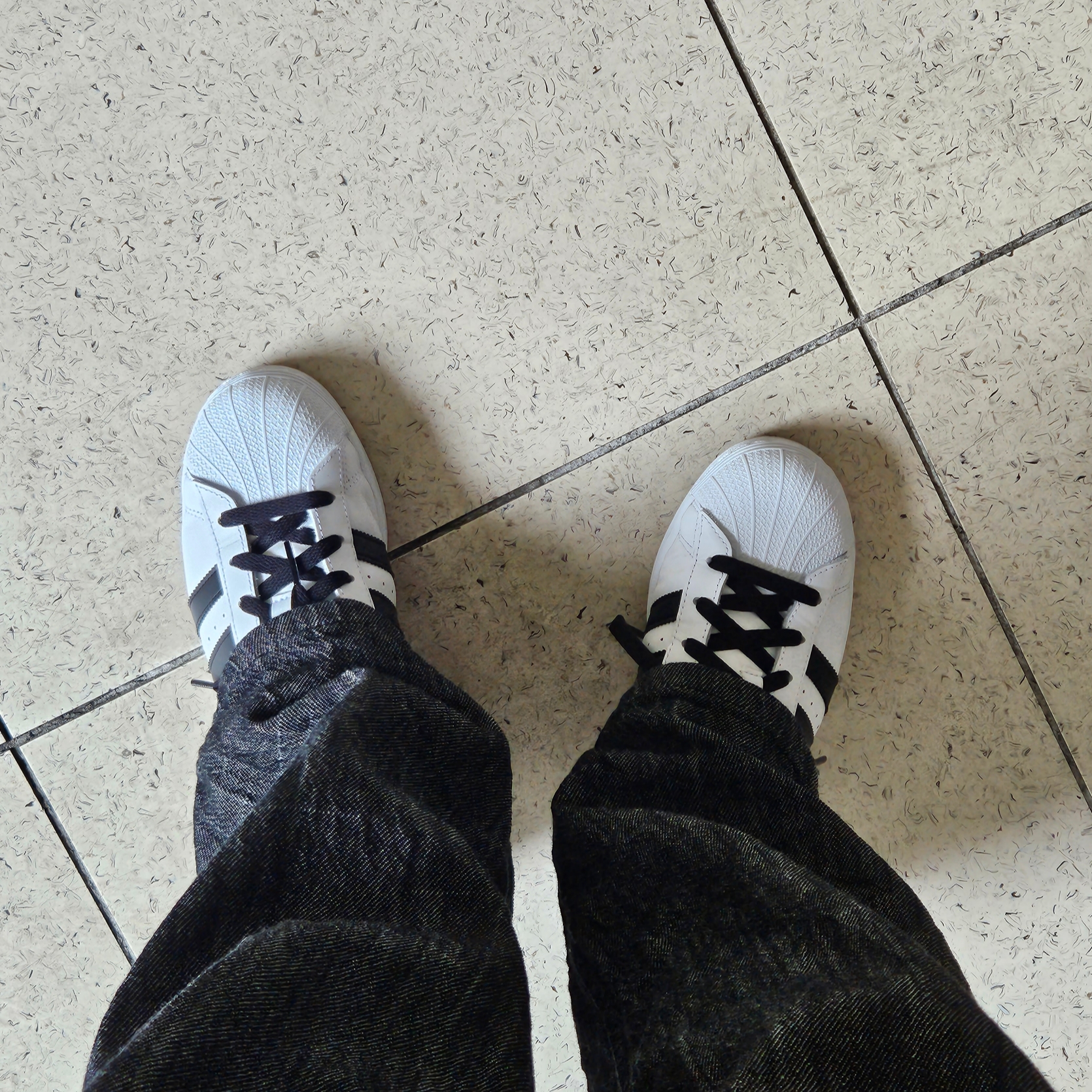 Adidas Superstar White Black 착용 스타일 - 1