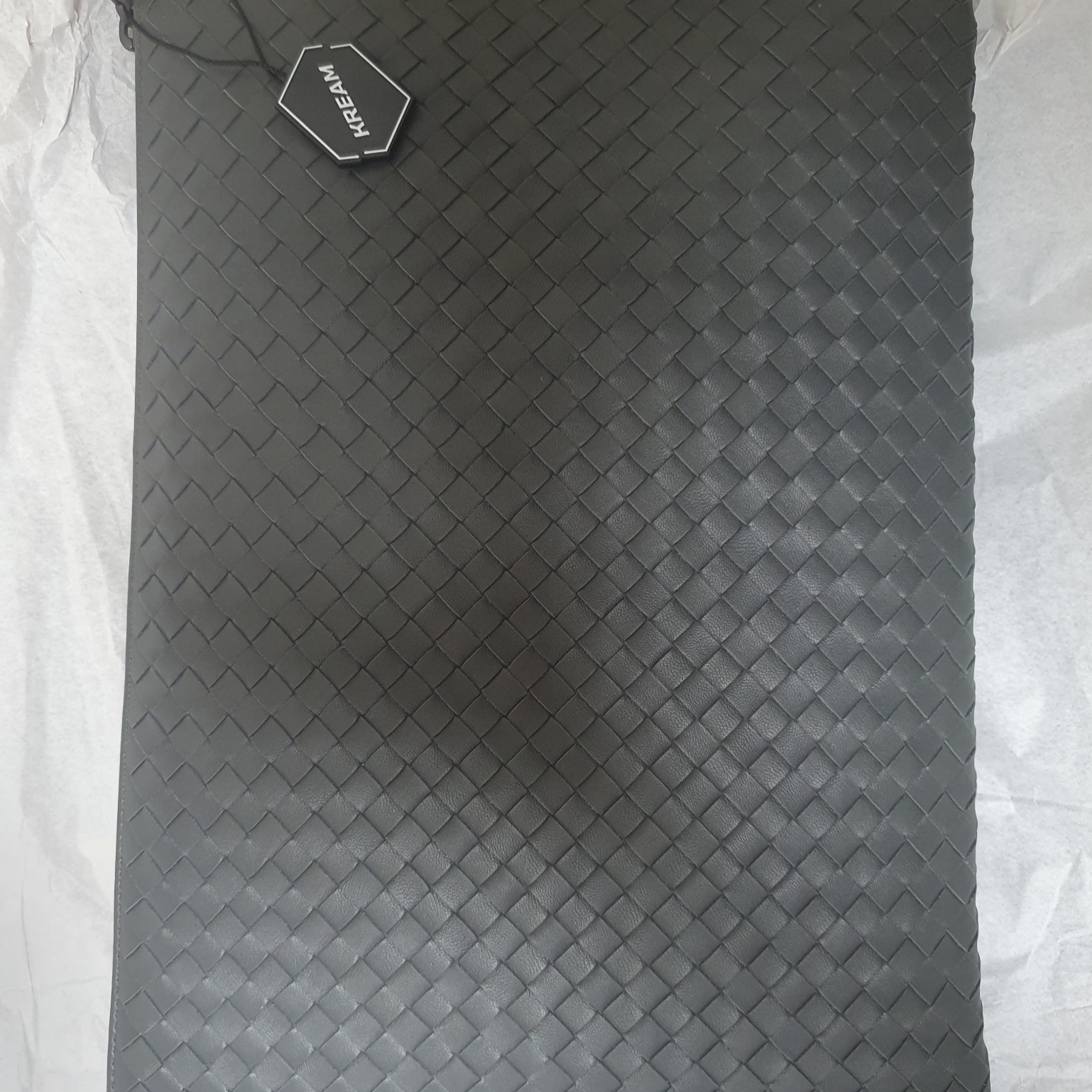 Bottega Veneta Intrecciato Strap Clutch Grey 착용 스타일 - 4