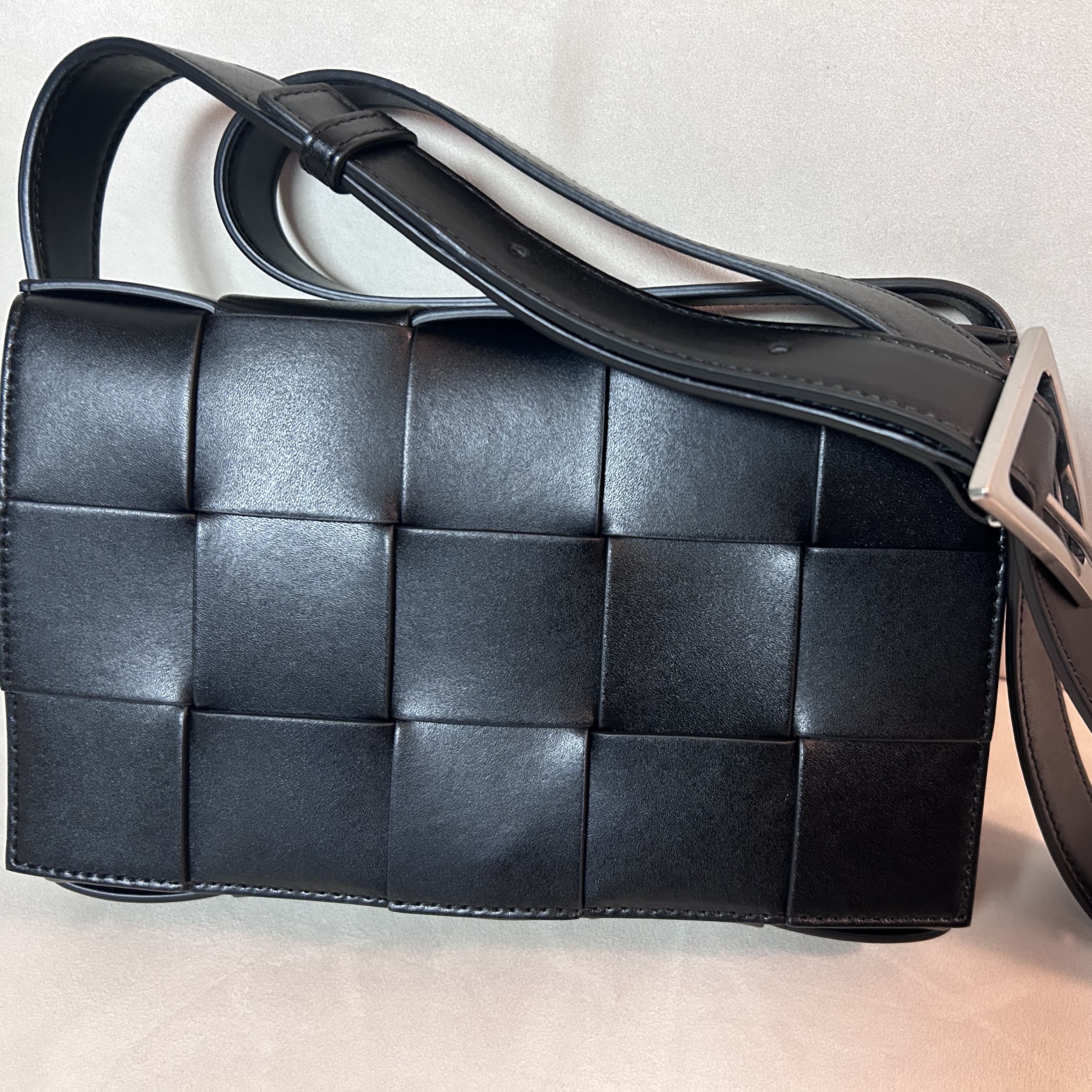Bottega Veneta Urban Leather Crossbody Cassette Black Silver 착용 스타일