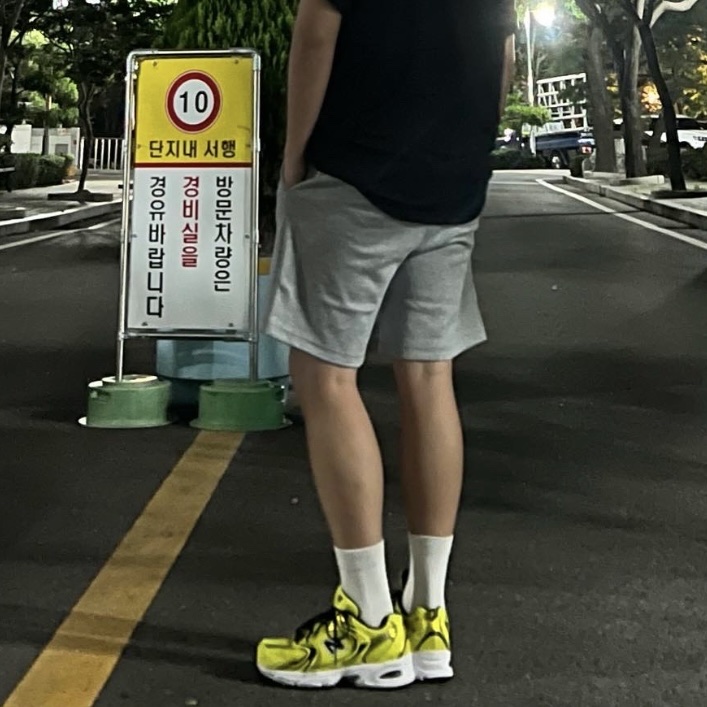 New Balance 530 Yellow 착용 스타일 - 2