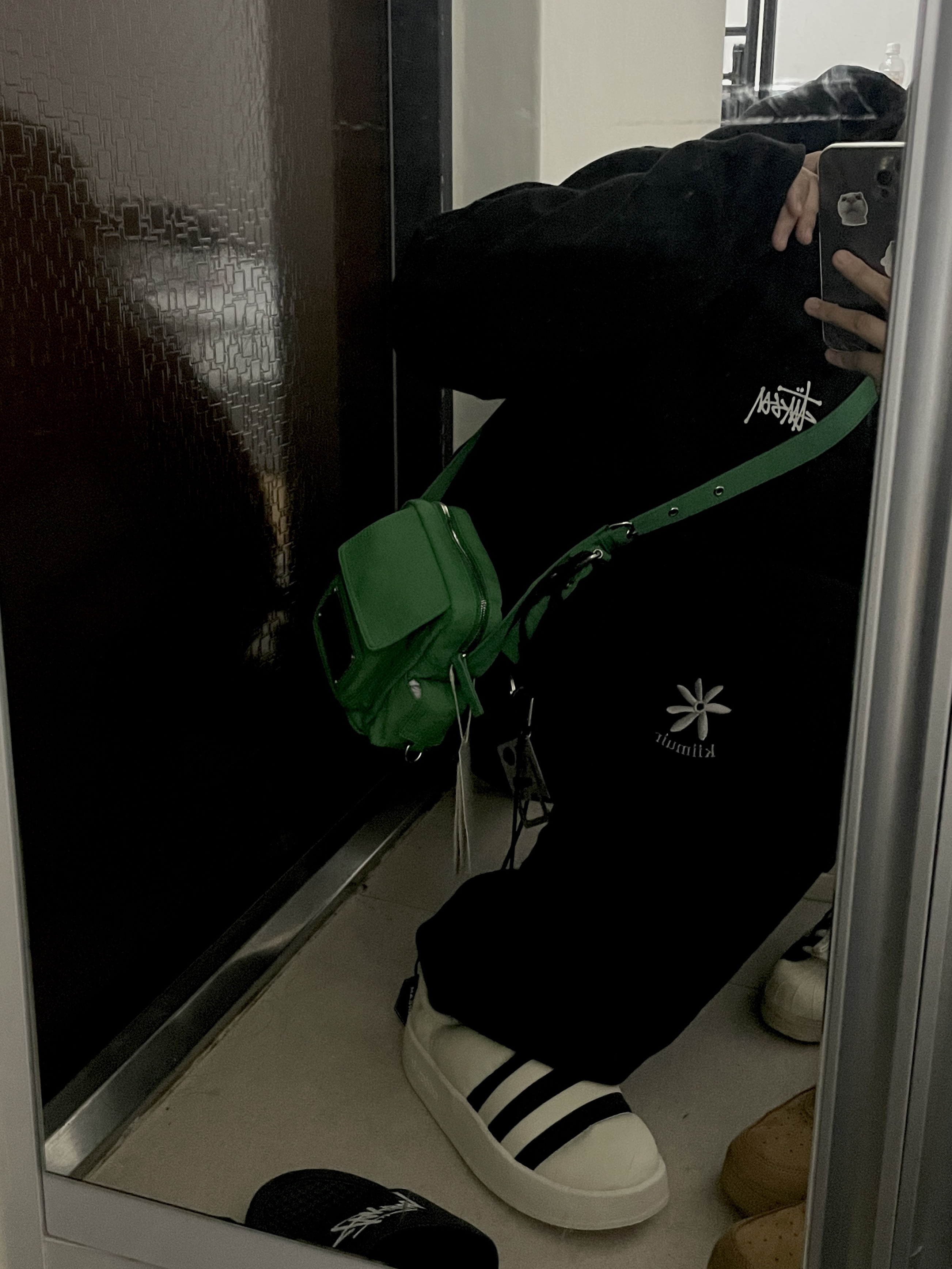 Matin Kim Cargo Cross Mini Bag Green, Adidas Puffylette Off White 착용 스타일 - 2