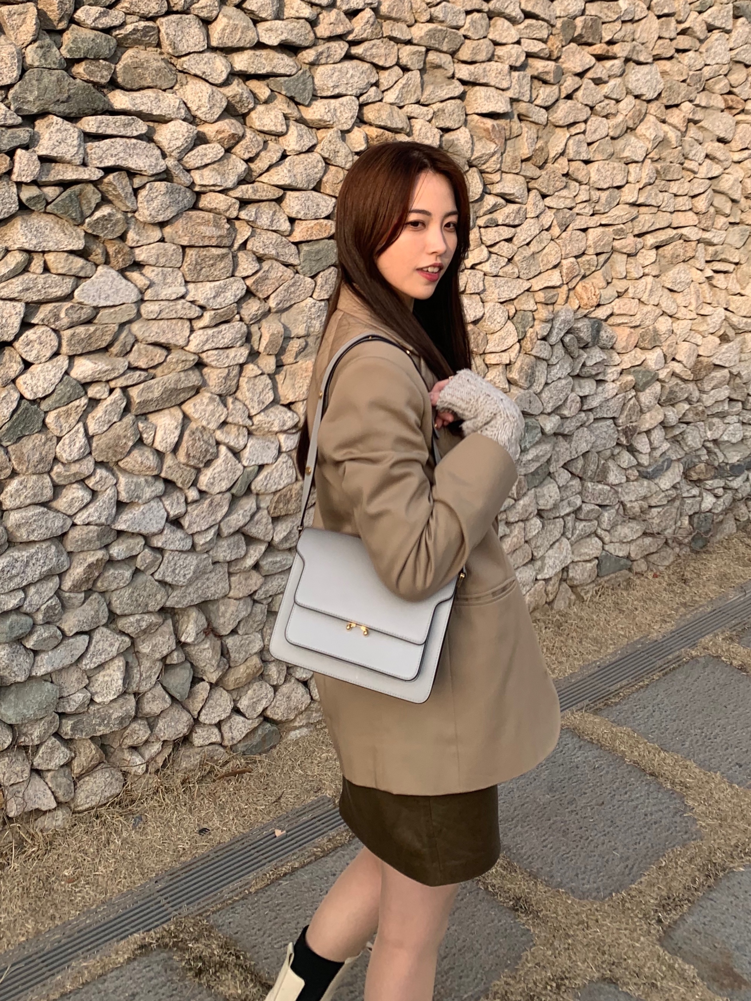 Marni Saffiano Medium Trunk Bag Grey 착용 스타일 - 1
