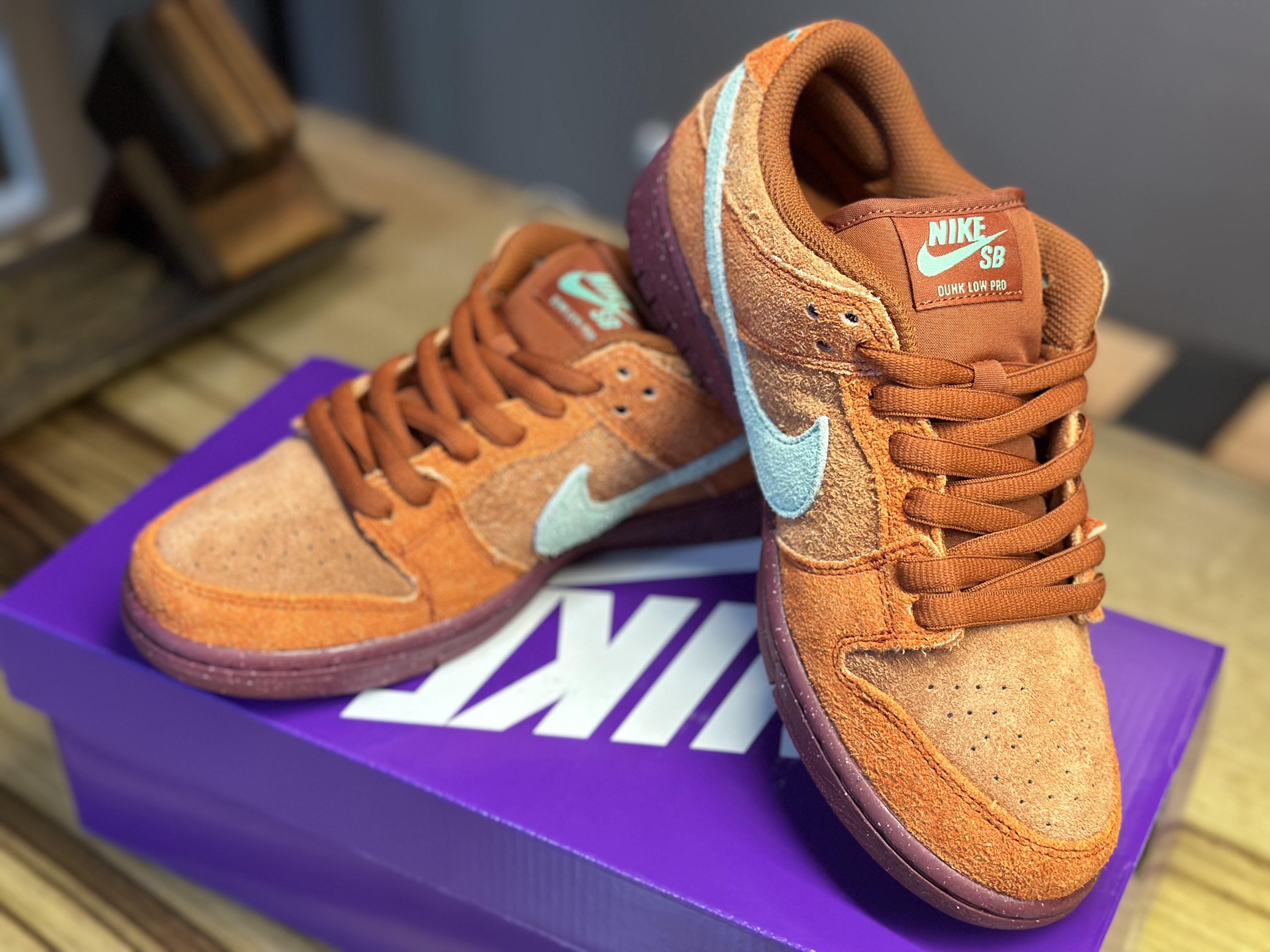 Nike SB Dunk Low Pro Premium Mystic Red and Rosewood 착용 스타일 - 3