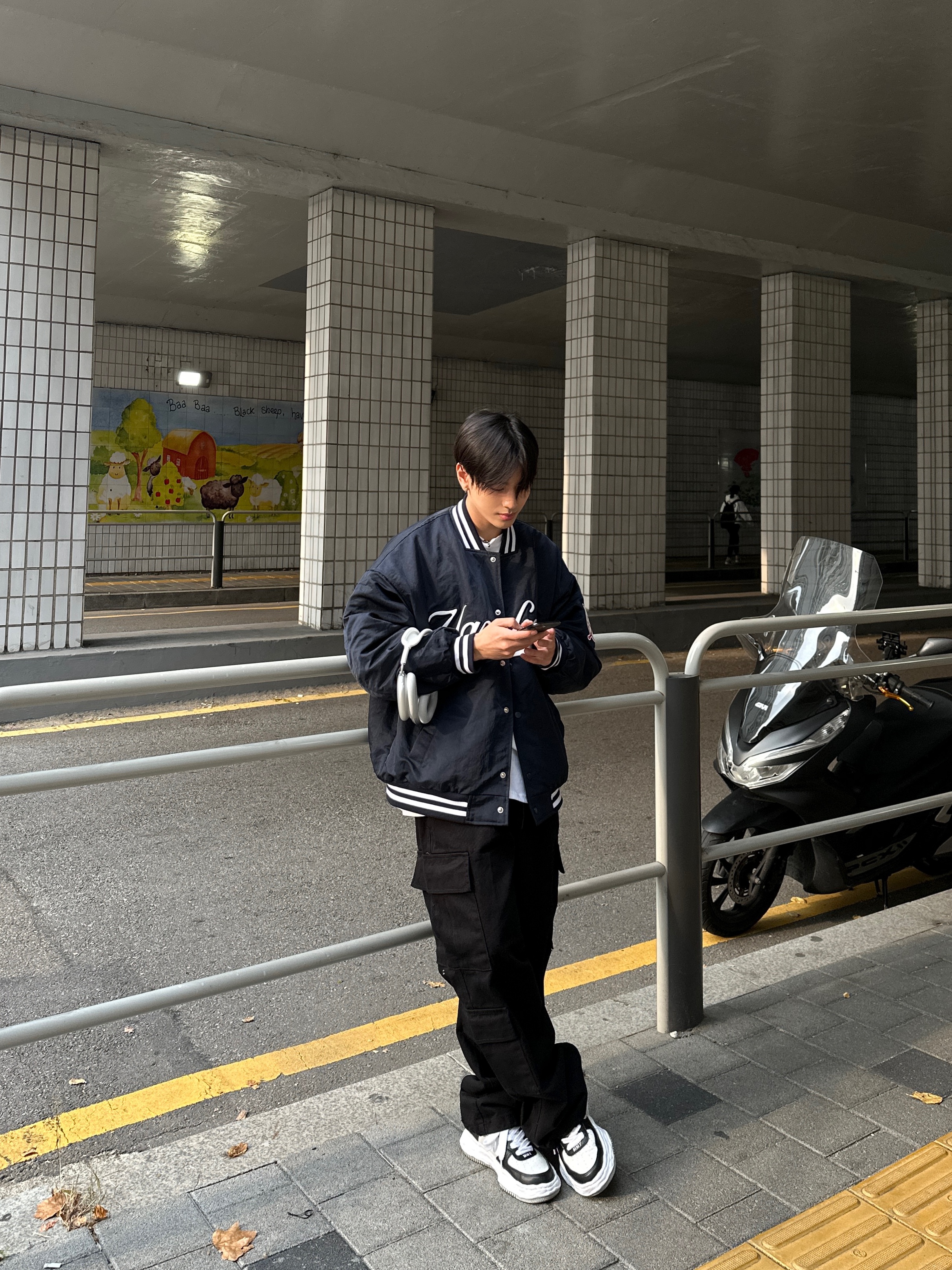Apple AirPods Max Lightning Silver (Korean Ver.), Maison Mihara Yasuhiro Wayne OG Sole Leather Low-top Sneakers Black White 착용 스타일 - 5