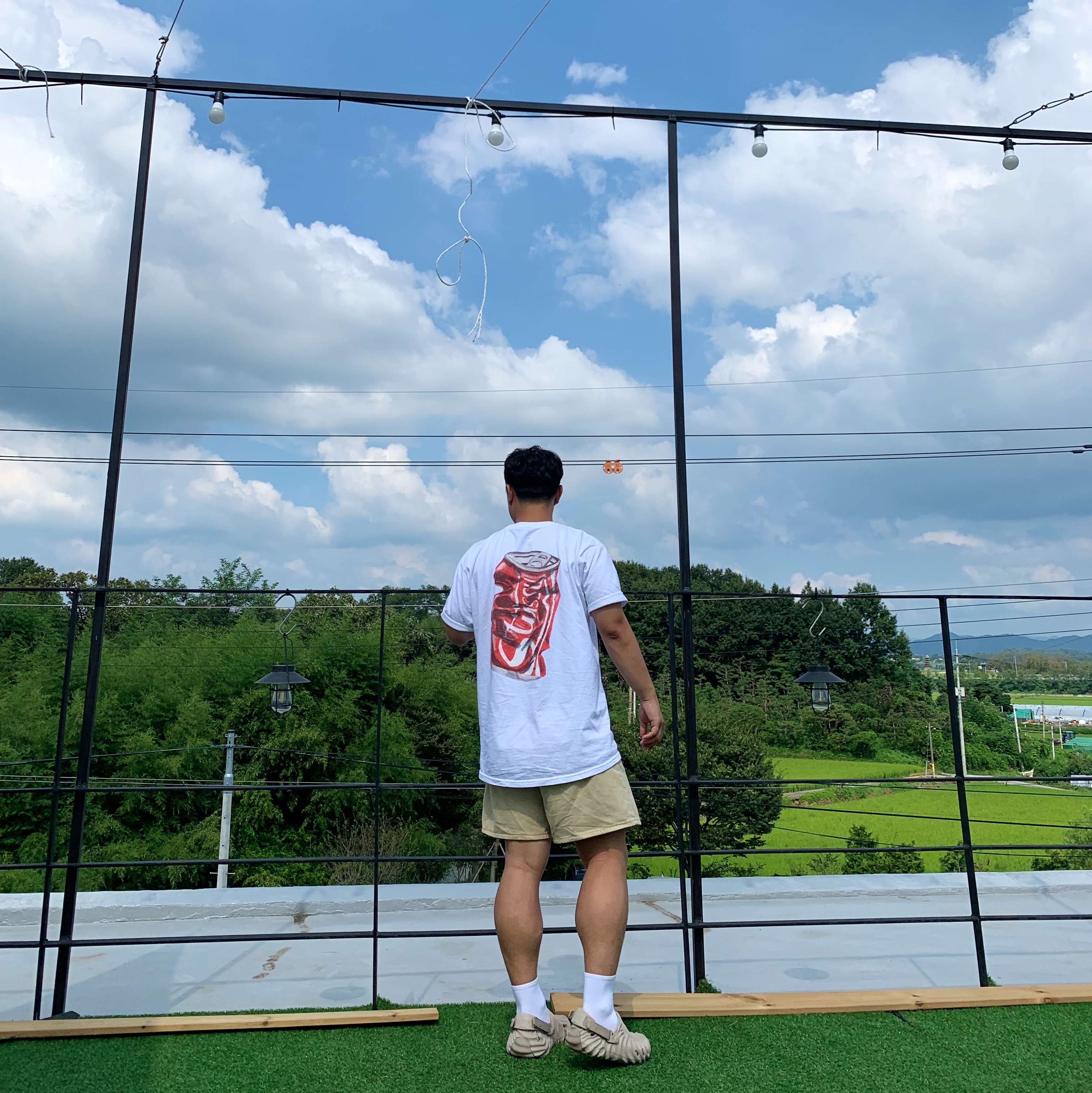 Stussy Soda Can T-Shirt White, Crocs x Salehe Bembury Pollex Clog Horchata 착용 스타일