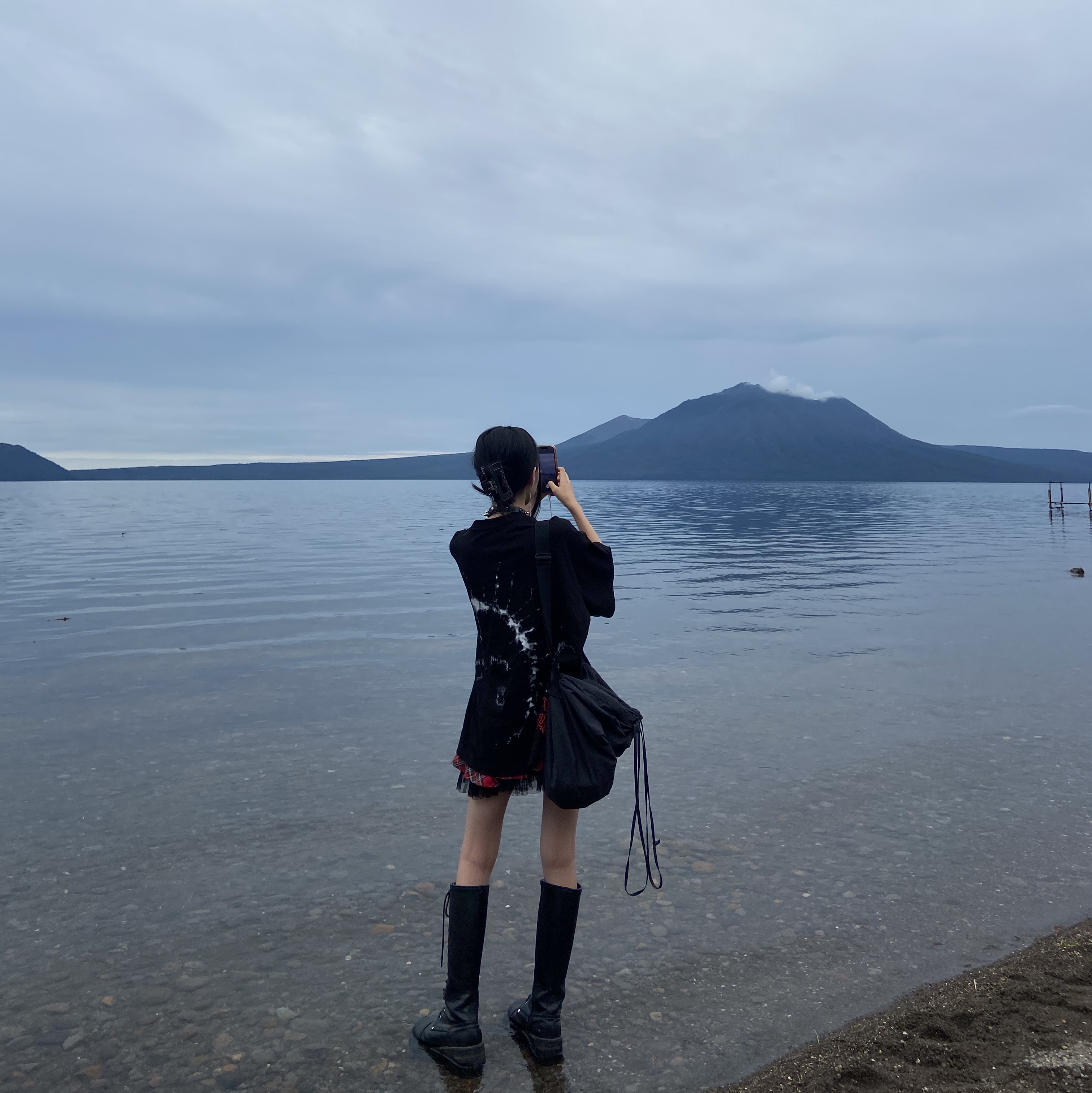 Uniqlo U Drawstring Shoulder Bag Black 착용 스타일 - 2
