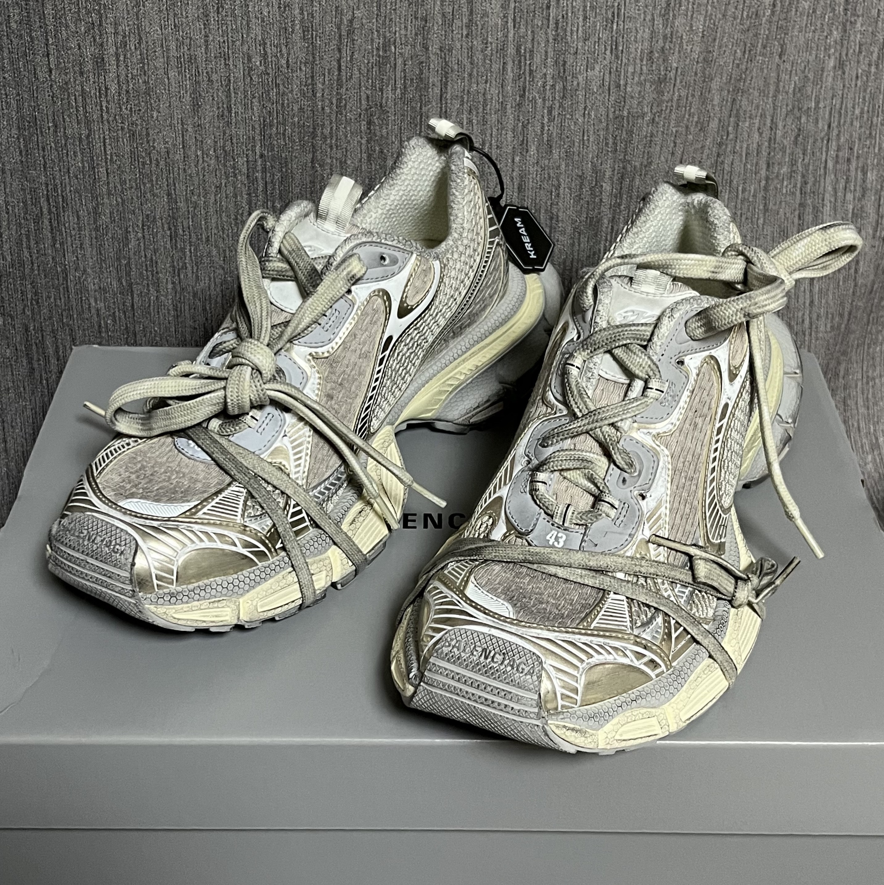 Balenciaga 3XL Sneakers Light Beige 착용 스타일 - 1