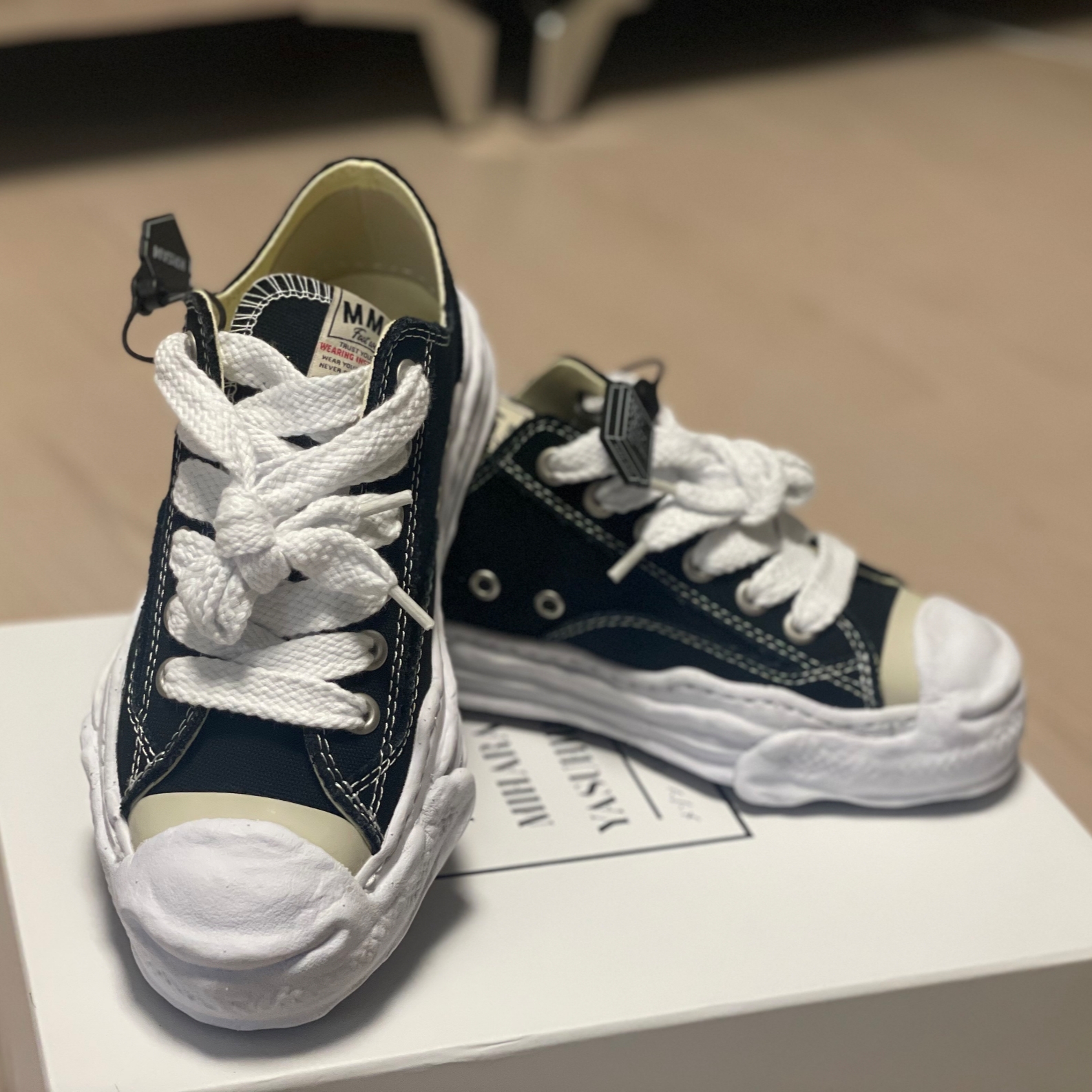 Maison Mihara Yasuhiro Hank OG Sole Canvas Low-top Sneakers Black 착용 스타일 - 1