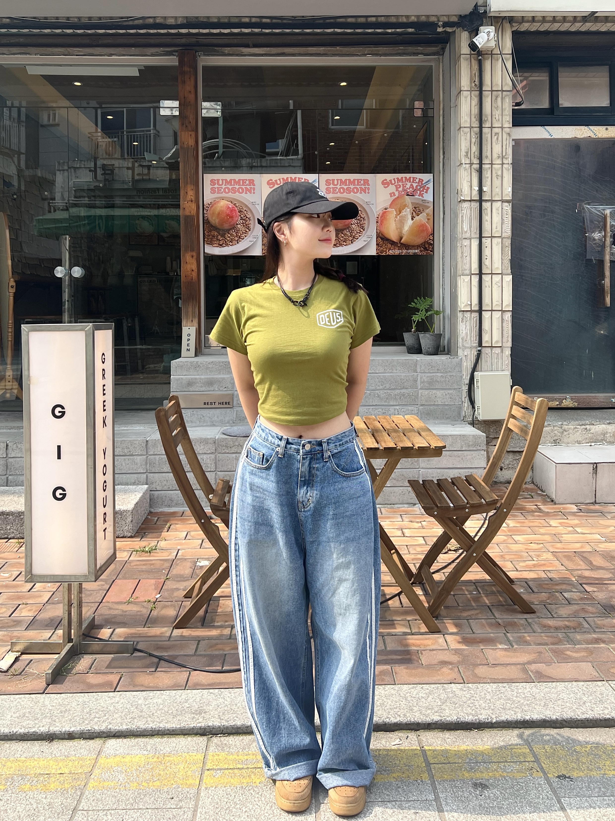 Deus Ex Machina Seoul College T-Shirt White, Nike Air Force 1 '07 WB Flax 착용 스타일 - 2
