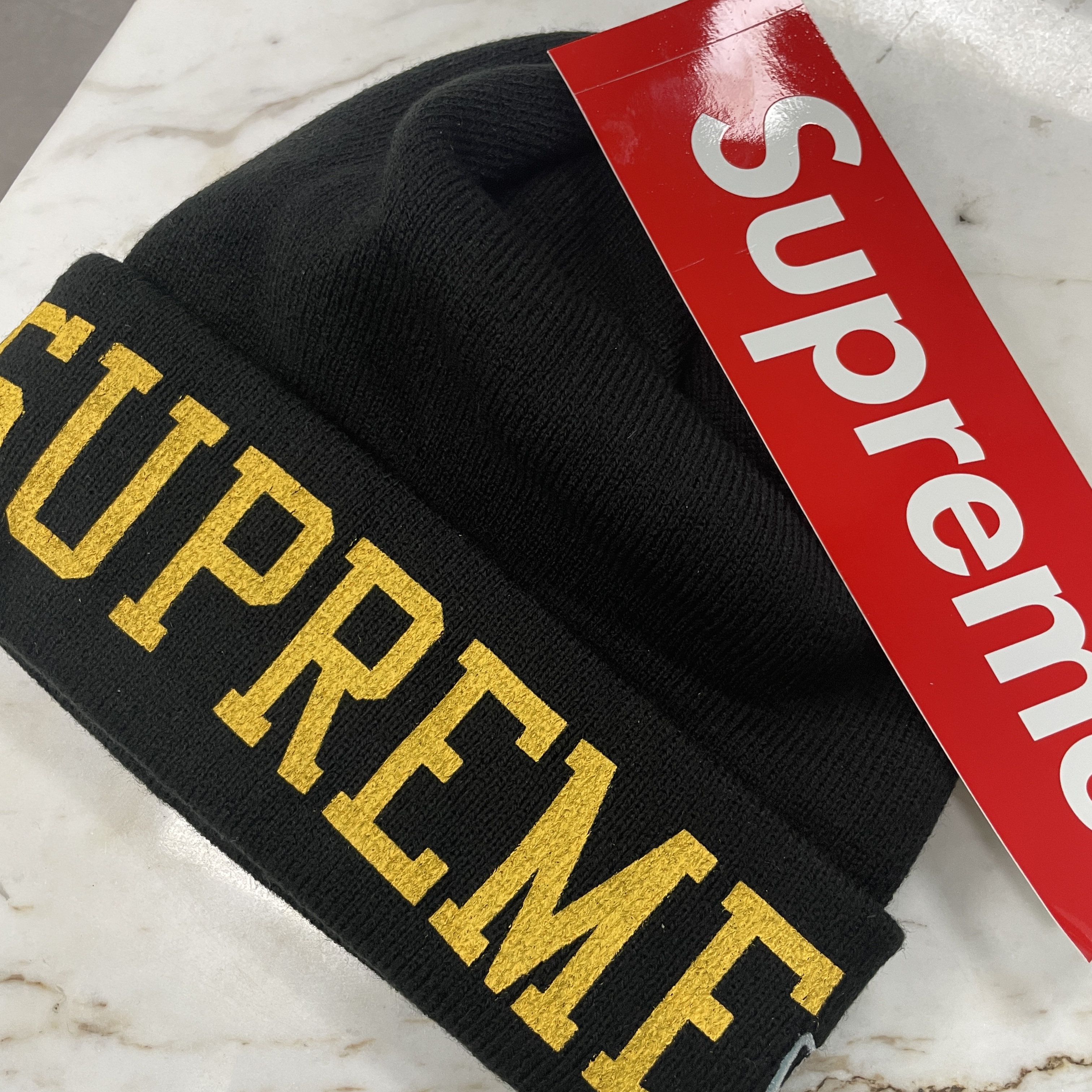 Supreme New Era Varsity Beanie Black - 23FW 착용 스타일 - 2