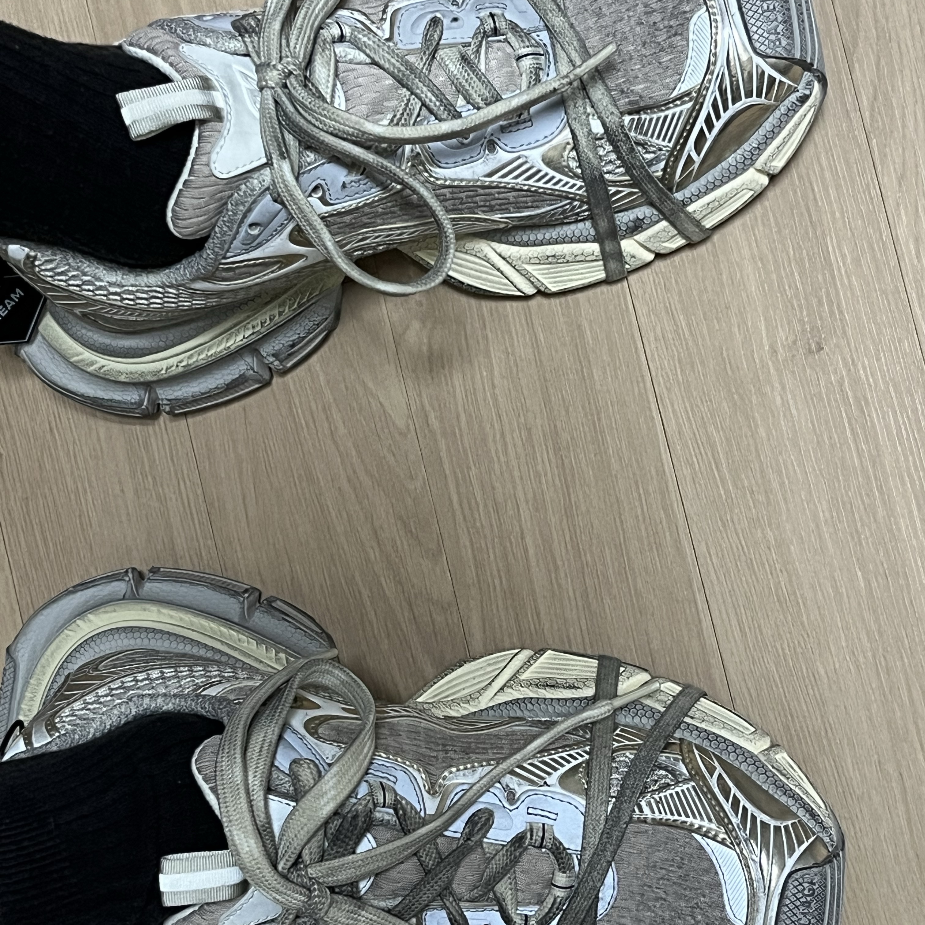 Balenciaga 3XL Sneakers Light Beige 착용 스타일 - 3