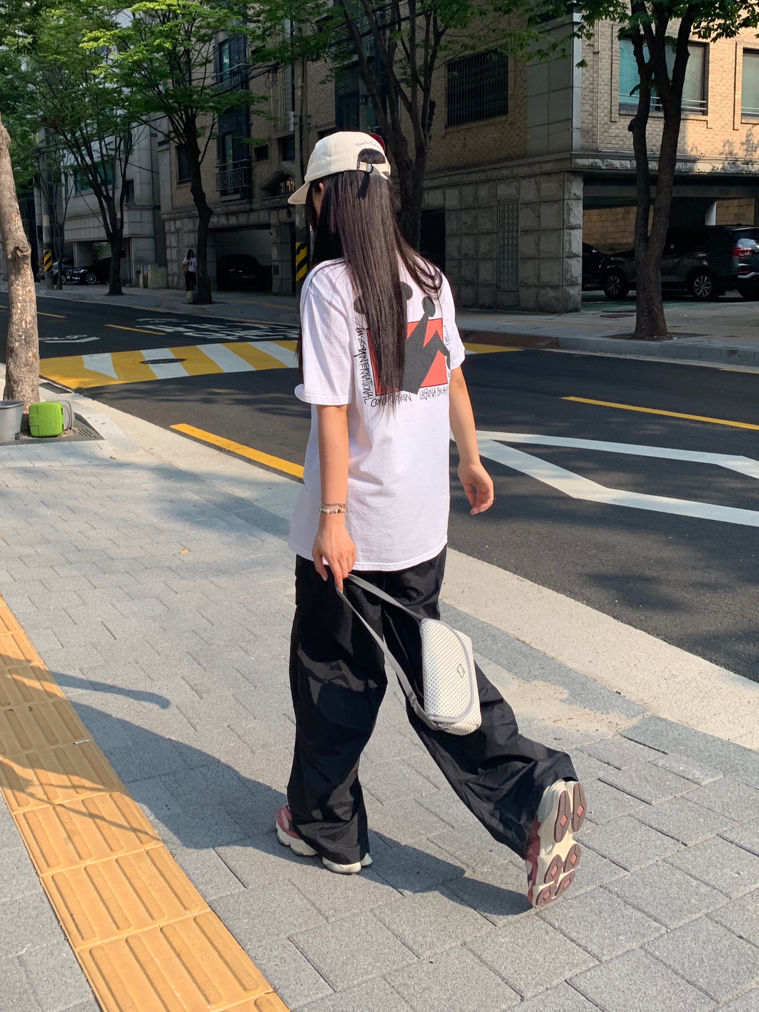 New Balance 9060 Cherry Blossom, Stussy Lb Crown T-Shirt White 착용 스타일 - 1