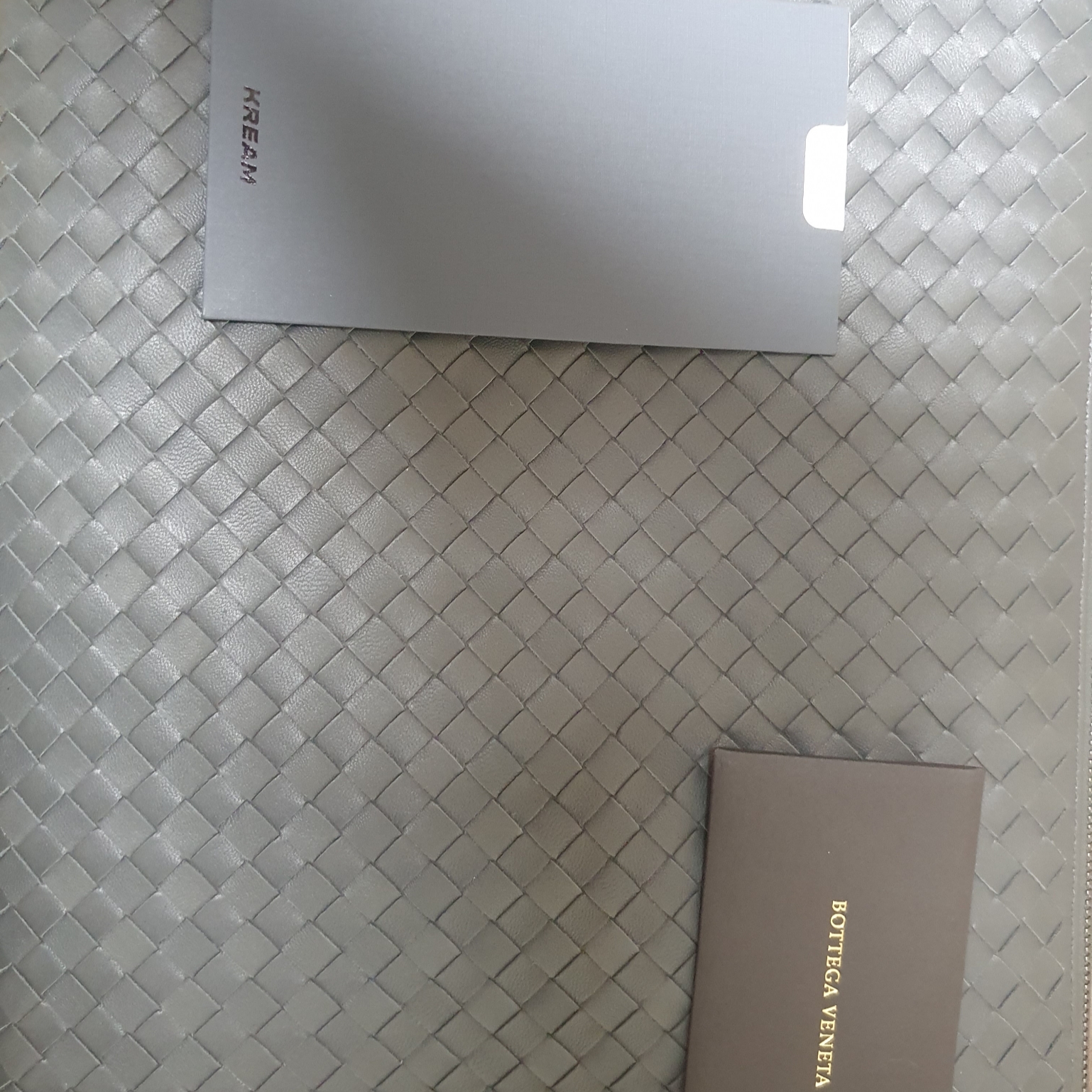 Bottega Veneta Intrecciato Strap Clutch Grey 착용 스타일 - 3