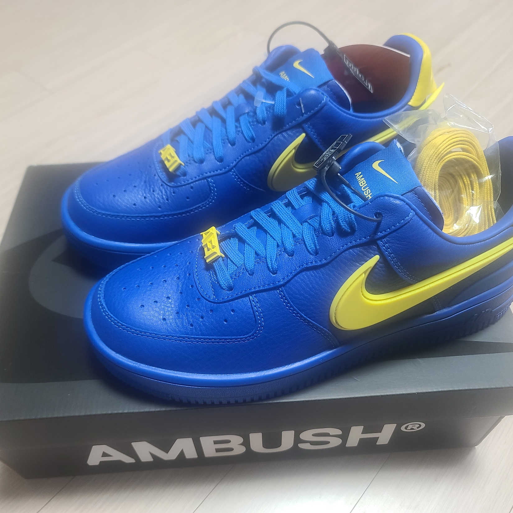 Nike x Ambush Air Force 1 Low SP Game Royal and Vivid Sulfur, Uniqlo UT x Kaws Long Sleeve Sweatshirt Black 착용 스타일 - 2