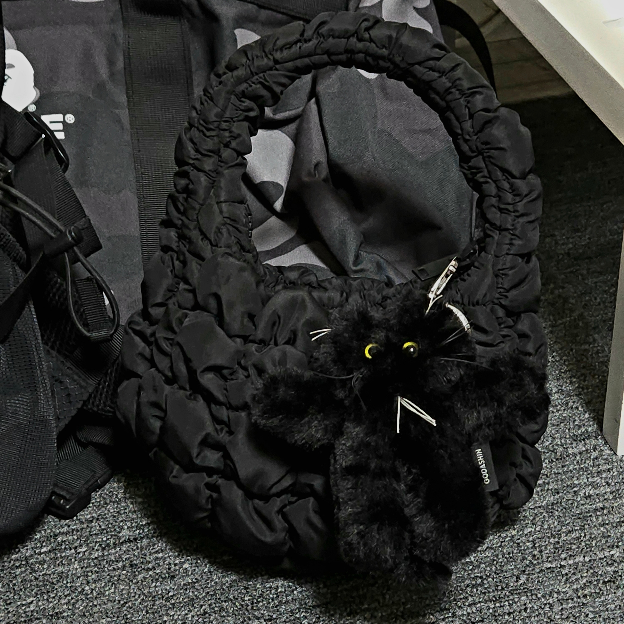 Godashin Cats Keyring Black, COS Quilted Micro Bag Black 착용 스타일