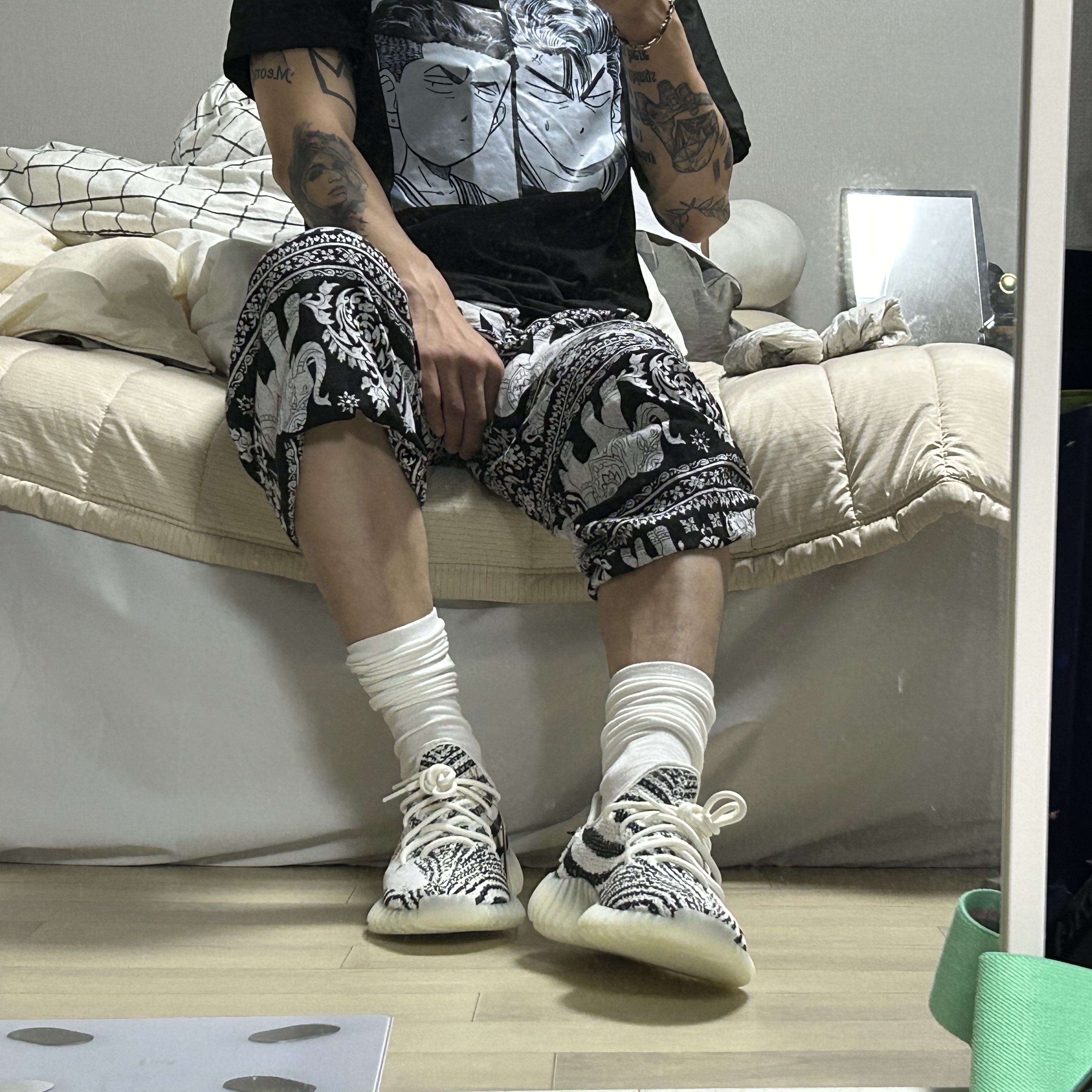 Adidas Yeezy Boost 350 V2 Zebra 2022/2023 착용 스타일 - 5