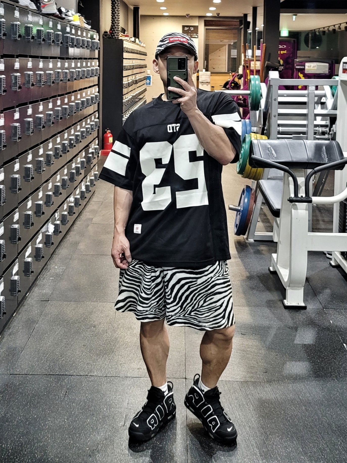 Nike Air More Uptempo Black White 2020, Supreme Washed Chino Twill Camp Cap Zebra - 22FW 착용 스타일 - 1