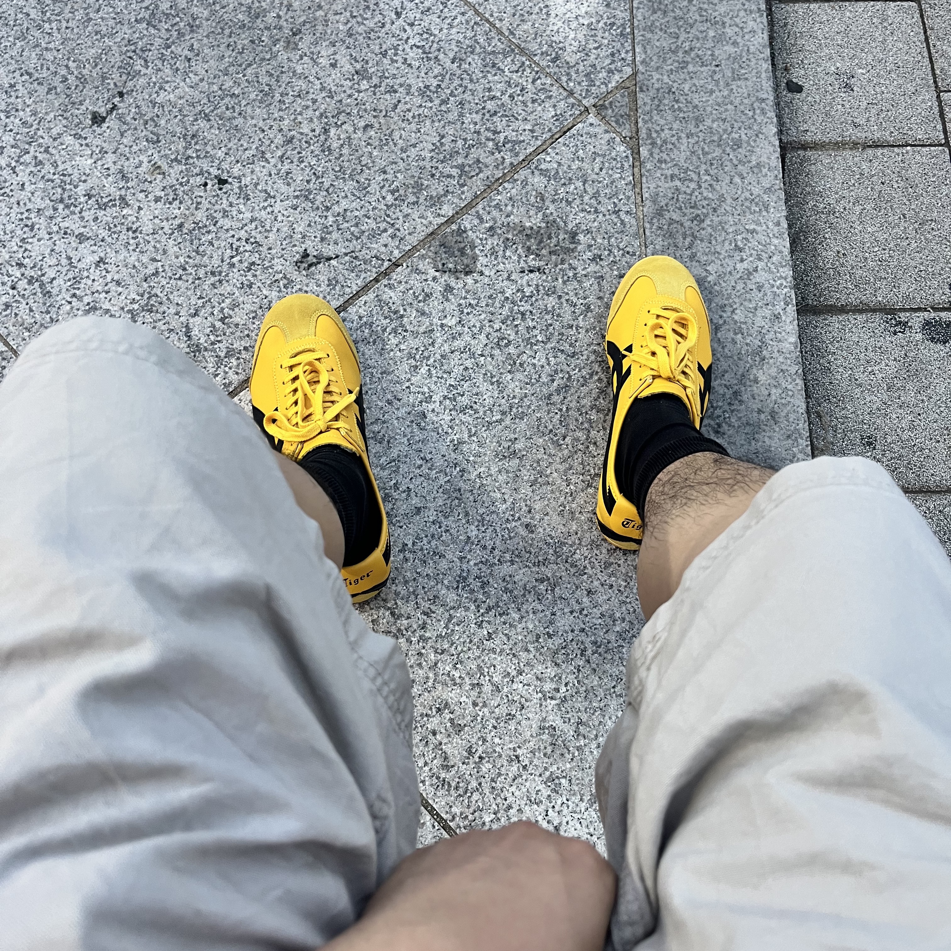 Onitsuka Tiger Mexico 66 Yellow Black 착용 스타일 - 1