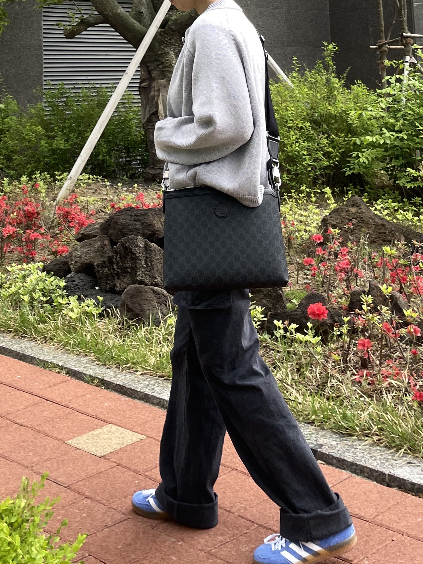 Cartier Tank Must Watch Small Quartz Steel Calfskin Black, (W) Adidas Gazelle Indoor Blue Fusion Cloud White 착용 스타일 - 2