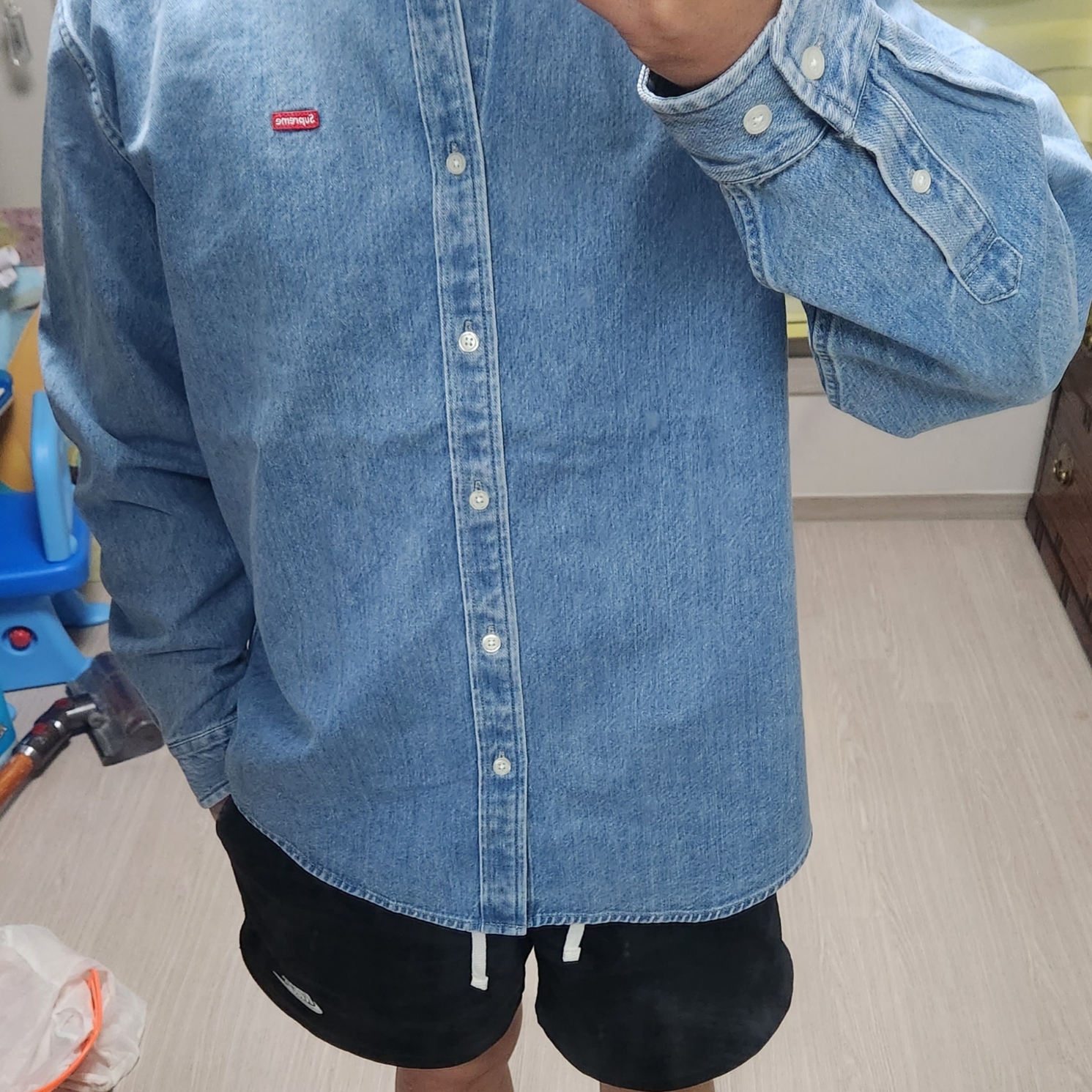 Supreme Small Box Shirt Denim - 23FW 착용 스타일