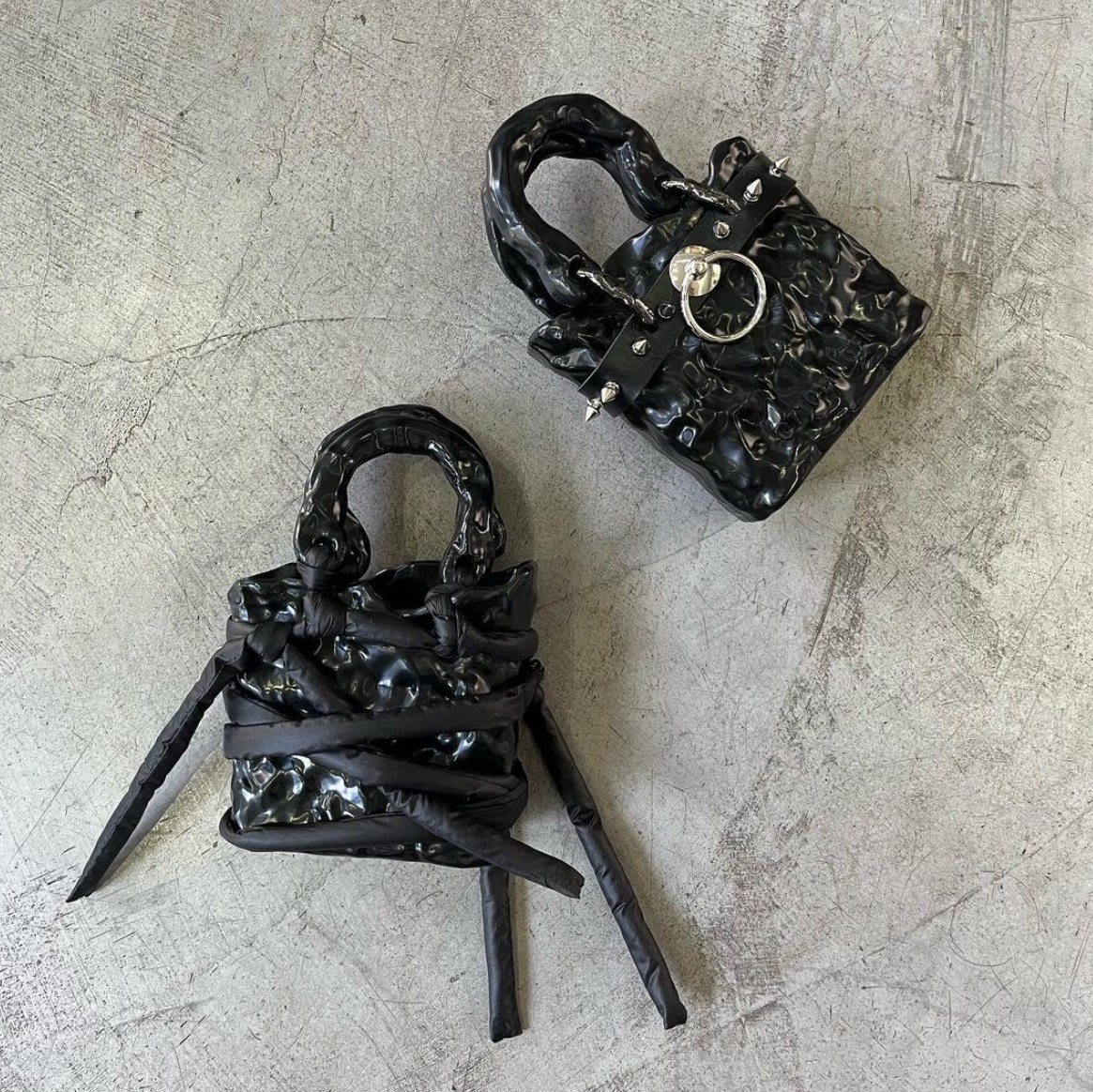 Ottolinger Signature Ceramic Bag Black 착용 스타일