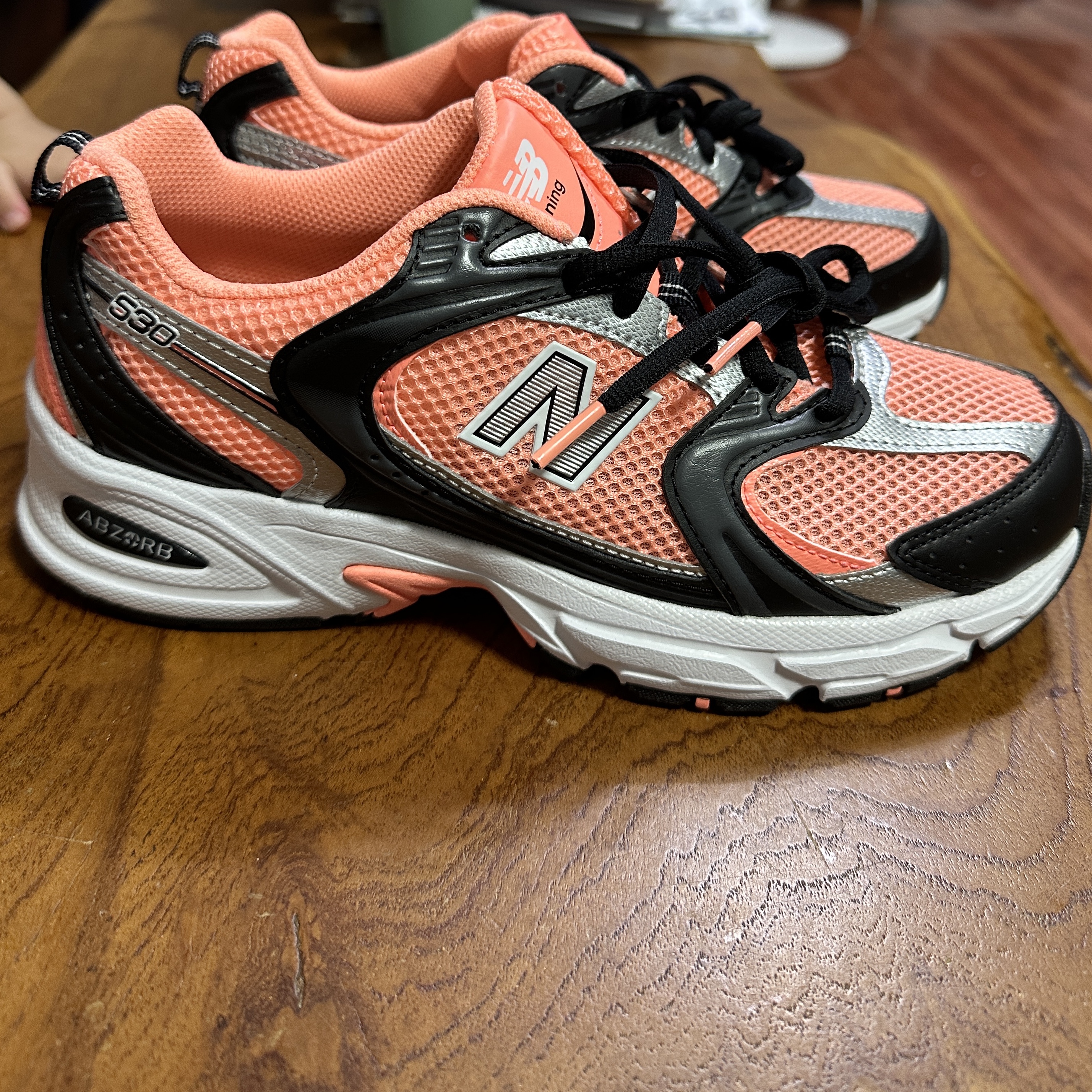 New Balance 530 Pink Magnet Black 착용 스타일