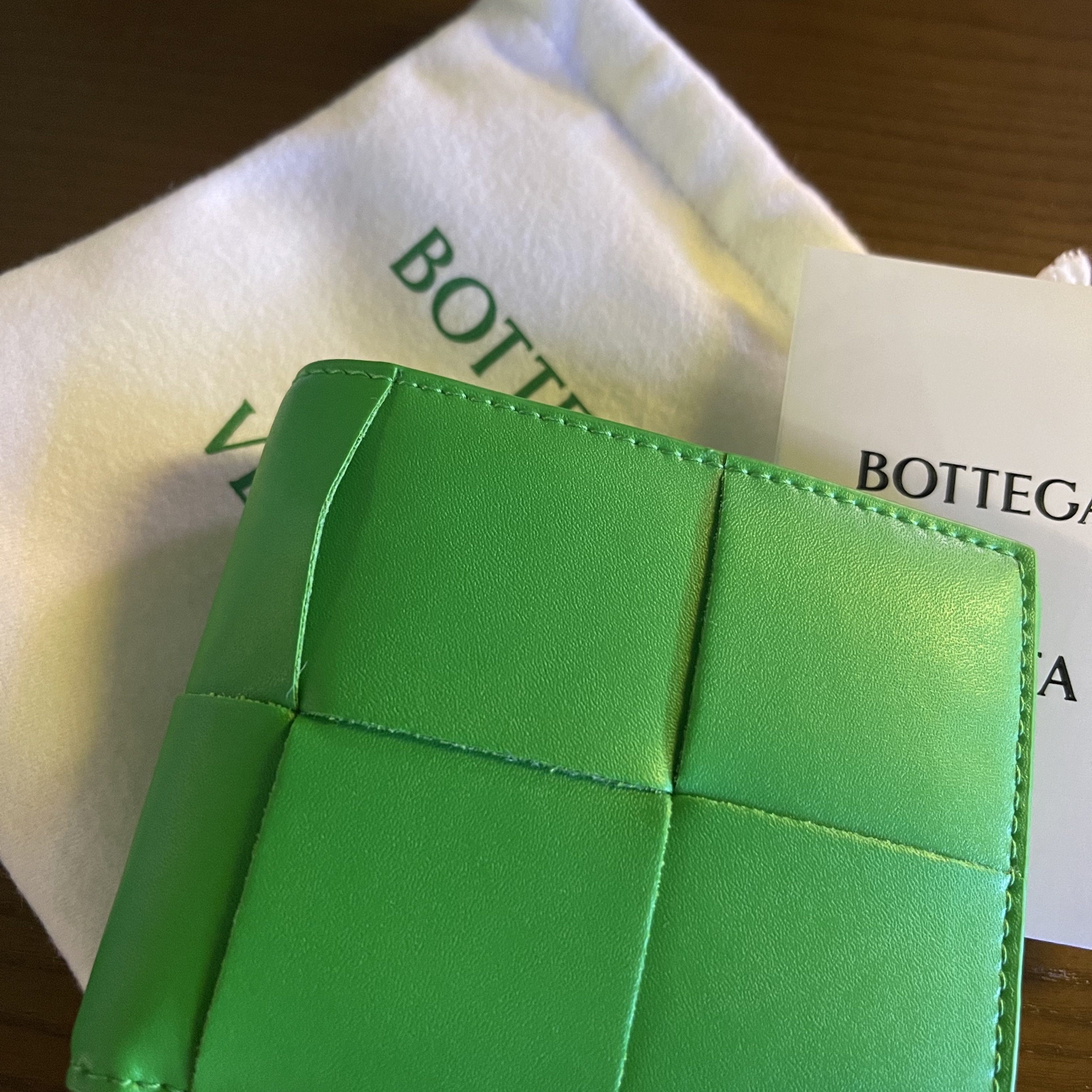 Bottega Veneta Bi-Fold Wallet Parakeet 착용 스타일