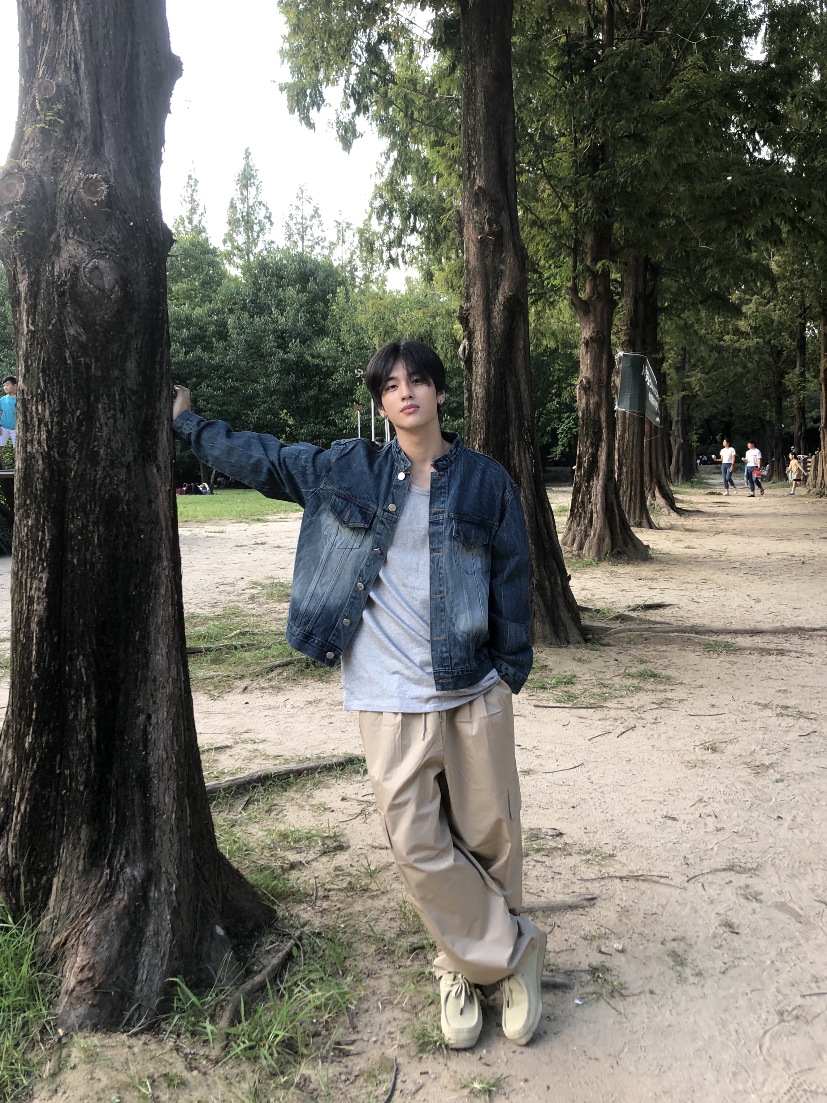 Clarks Wallabee Maple Suede 착용 스타일 - 2