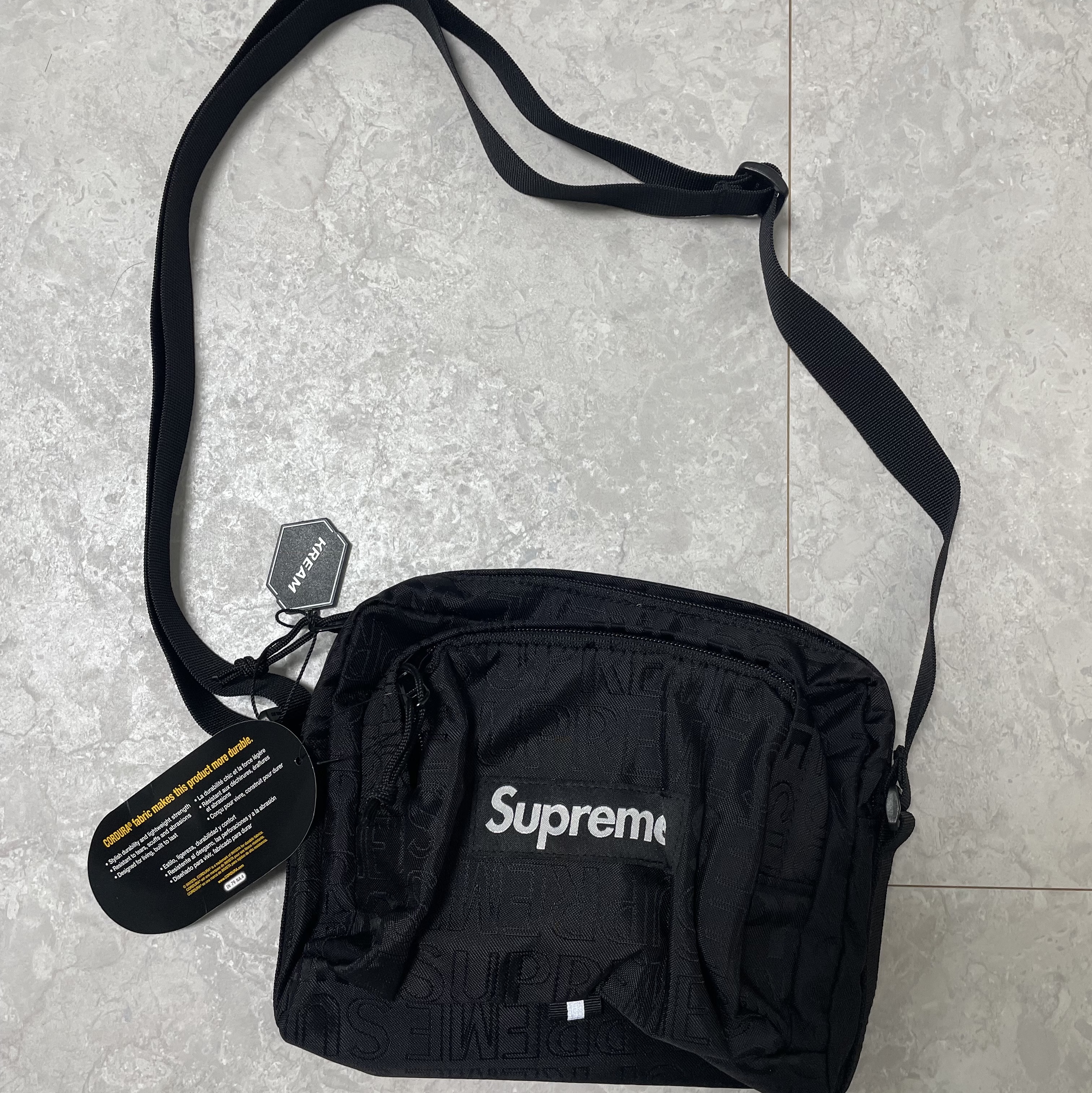 Supreme Shoulder Bag Black - 19SS 착용 스타일