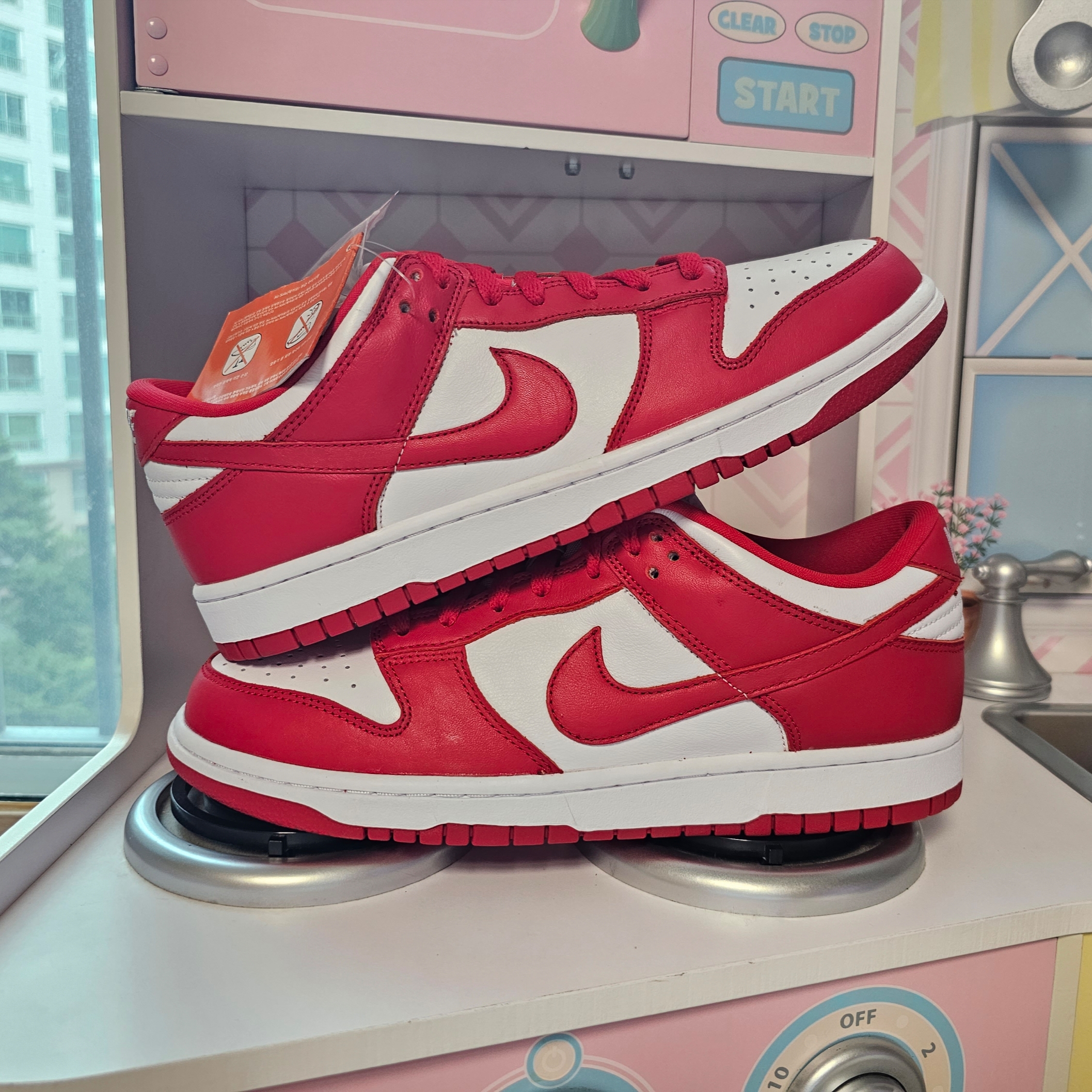 Nike Dunk Low SP White and University Red 2023 착용 스타일 - 2