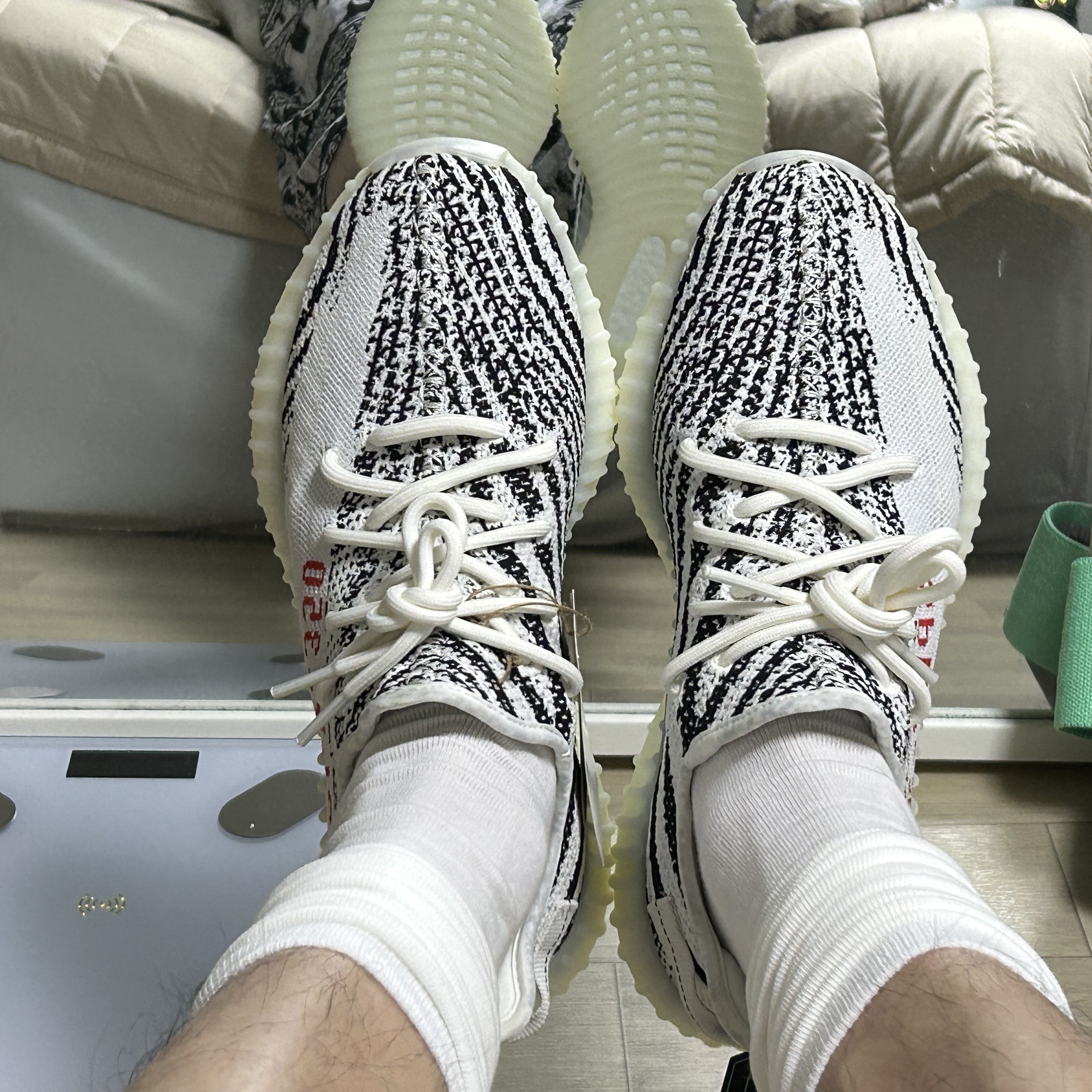 Adidas Yeezy Boost 350 V2 Zebra 2022/2023 착용 스타일 - 4