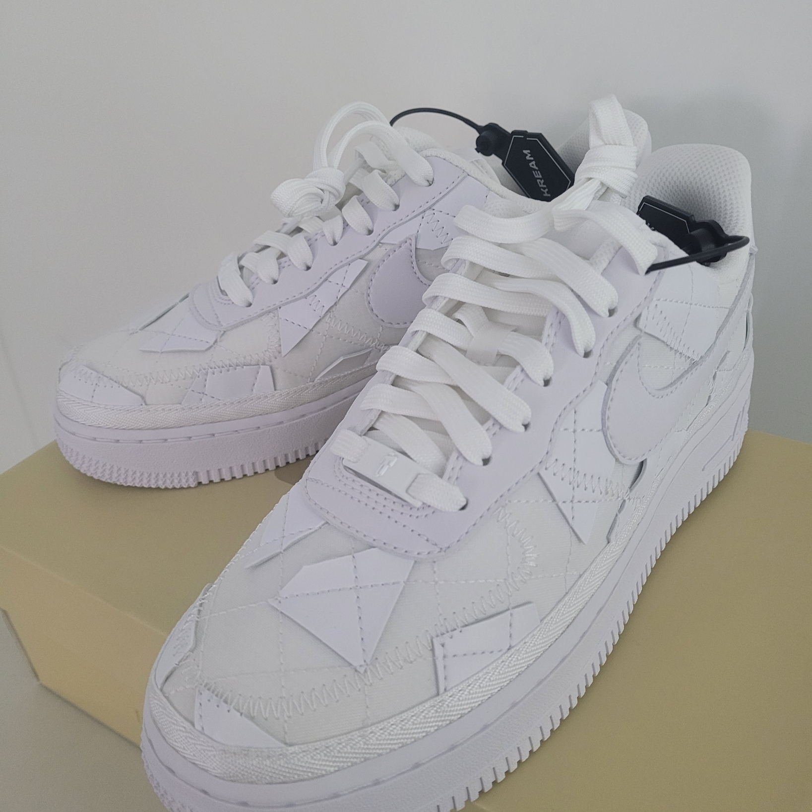Nike x Billie Eilish Air Force 1 Low SP Triple White 착용 스타일 - 2