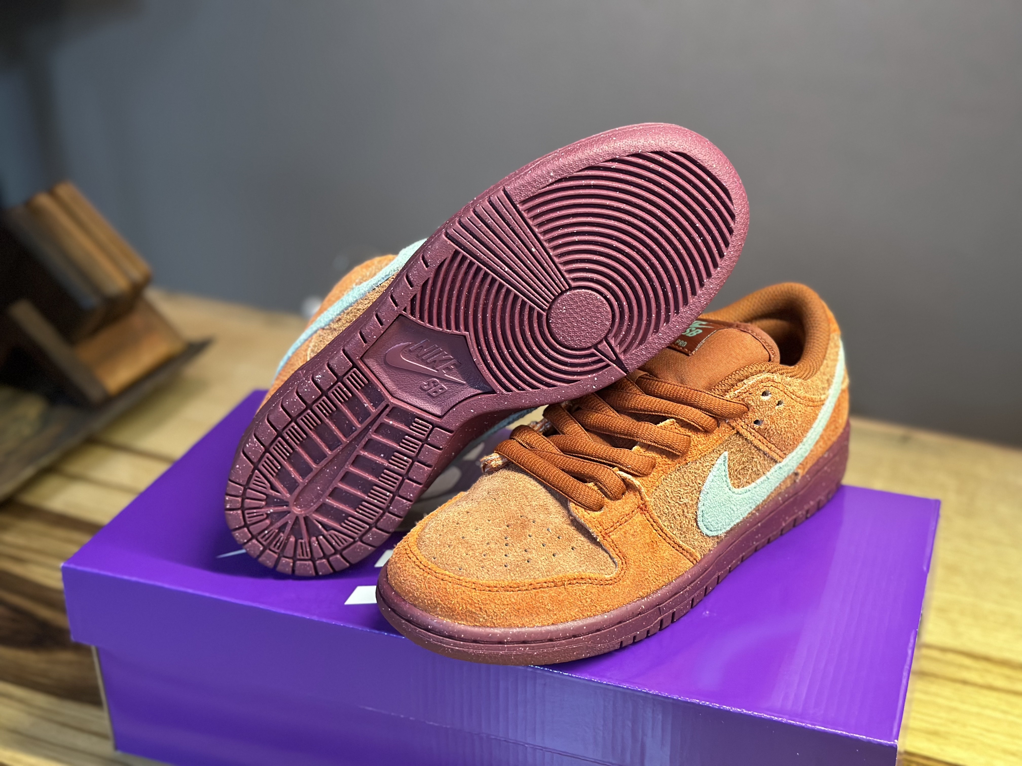 Nike SB Dunk Low Pro Premium Mystic Red and Rosewood 착용 스타일 - 5